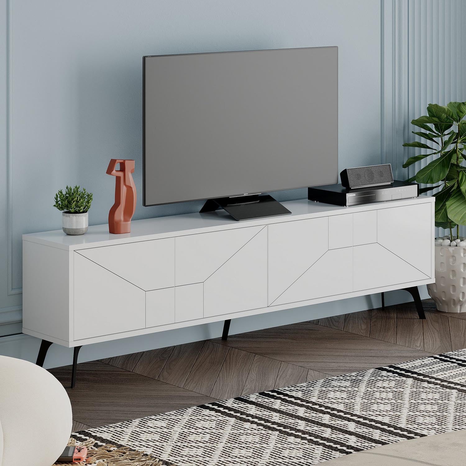 Erleben Sie das Dune Sideboard in strahlendem Weiß von Hanah Home – ein zeitloses Design, das Eleganz und praktischen Stauraum in Ihr Zuhause bringt.