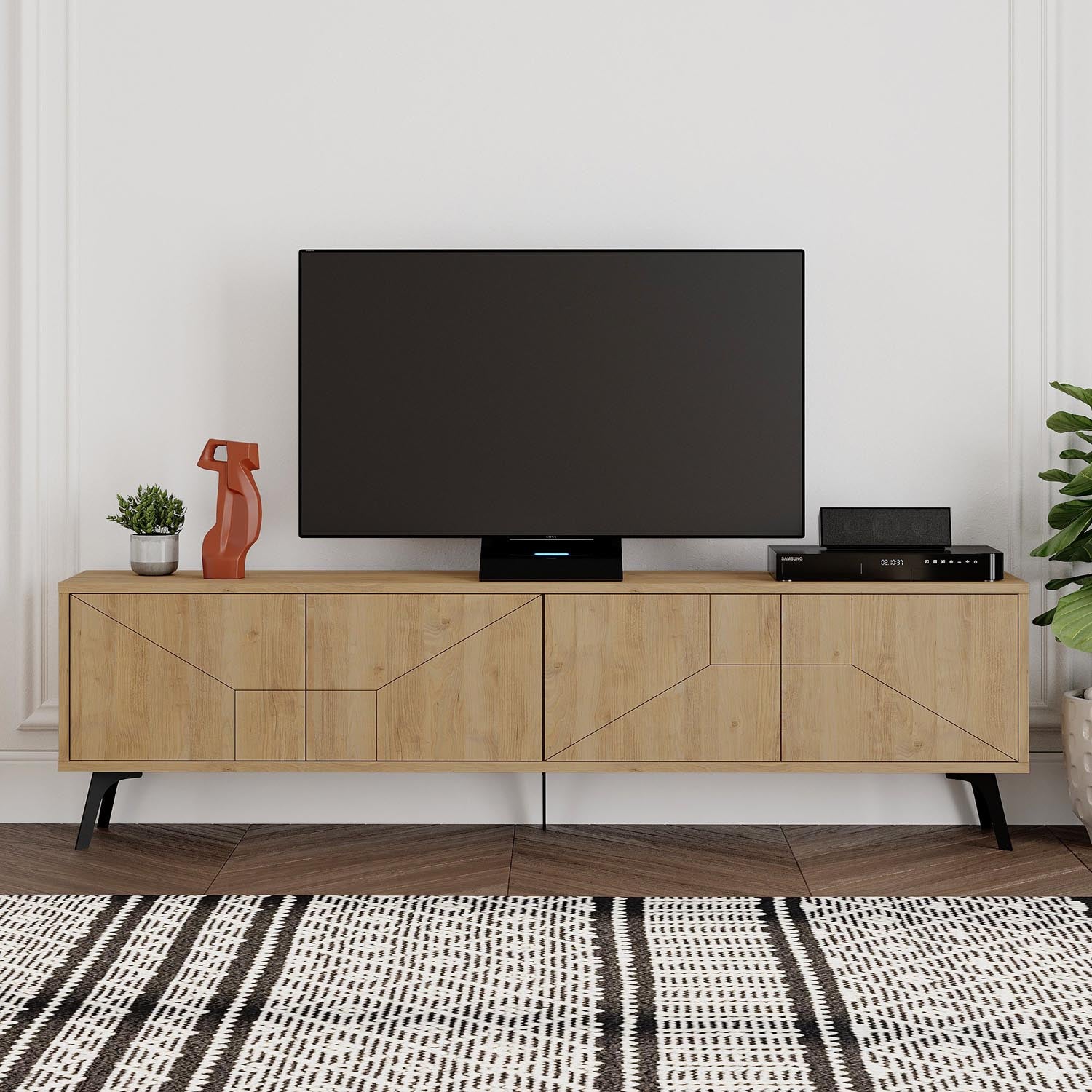 Entdecken Sie das Dune Sideboard in Eiche von Hanah Home – ein stilvolles Möbelstück, das Eleganz und Funktionalität in Ihr Zuhause bringt.