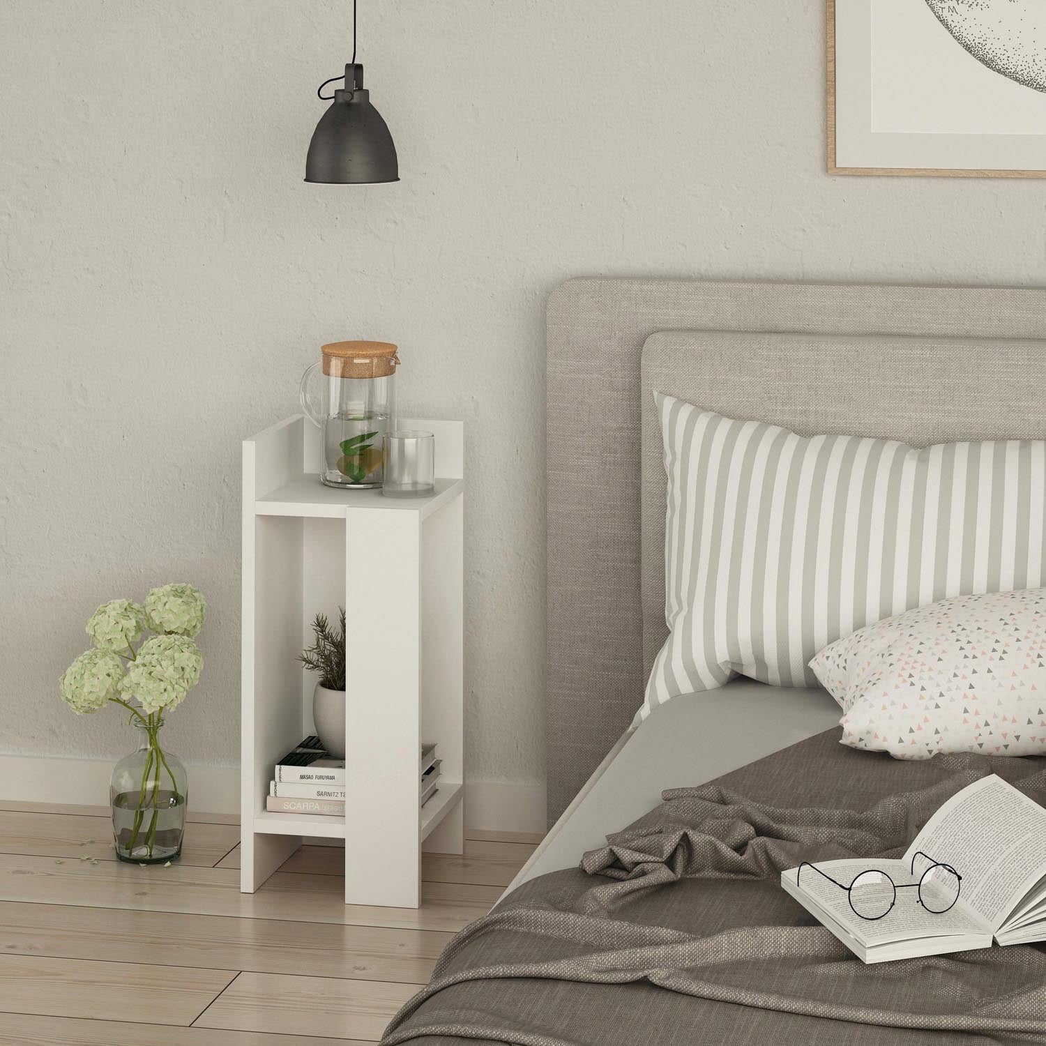 Entdecken Sie den eleganten Elos Left Nachttisch in Weiß von Hanah Home. Stilvolles Design, funktionale Ablage und hochwertige Materialien für Ihr Schlafzimmer.