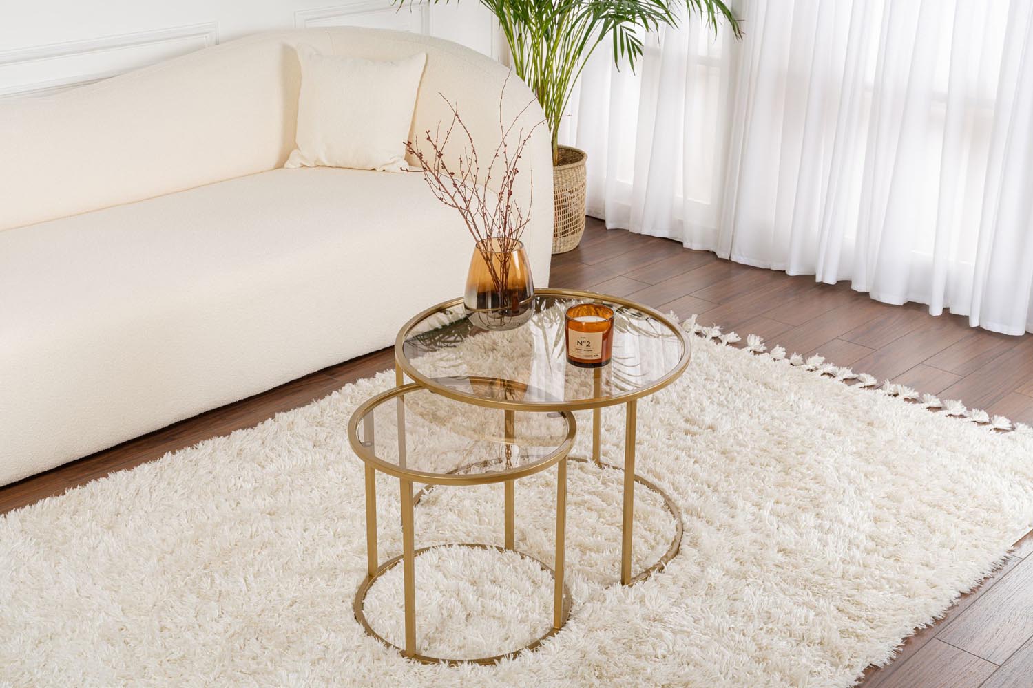 Entdecken Sie den Aurum Sofatisch in Gold und Bronze von Nordure. Elegantes Design aus gehärtetem Glas und Metallrahmen für stilvolle Akzente.