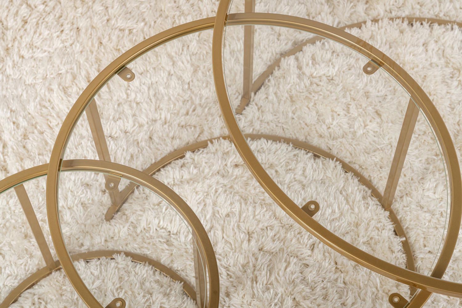 Entdecken Sie den Aurum Sofatisch von Nordure – ein luxuriöses Set aus robustem Glas und edlem Gold, das stilvolle Akzente in Ihrem Wohnraum setzt.