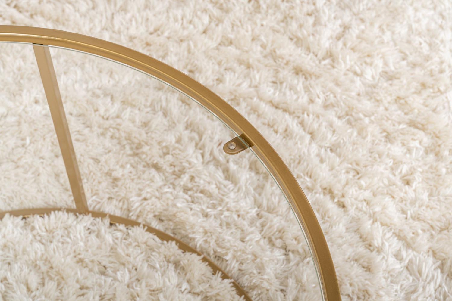 Verleihen Sie Ihrem Zuhause mit dem Aurum Sofatisch von Nordure in Gold und Transparent einen eleganten Akzent. Ein zeitloses Design für jeden Raum!