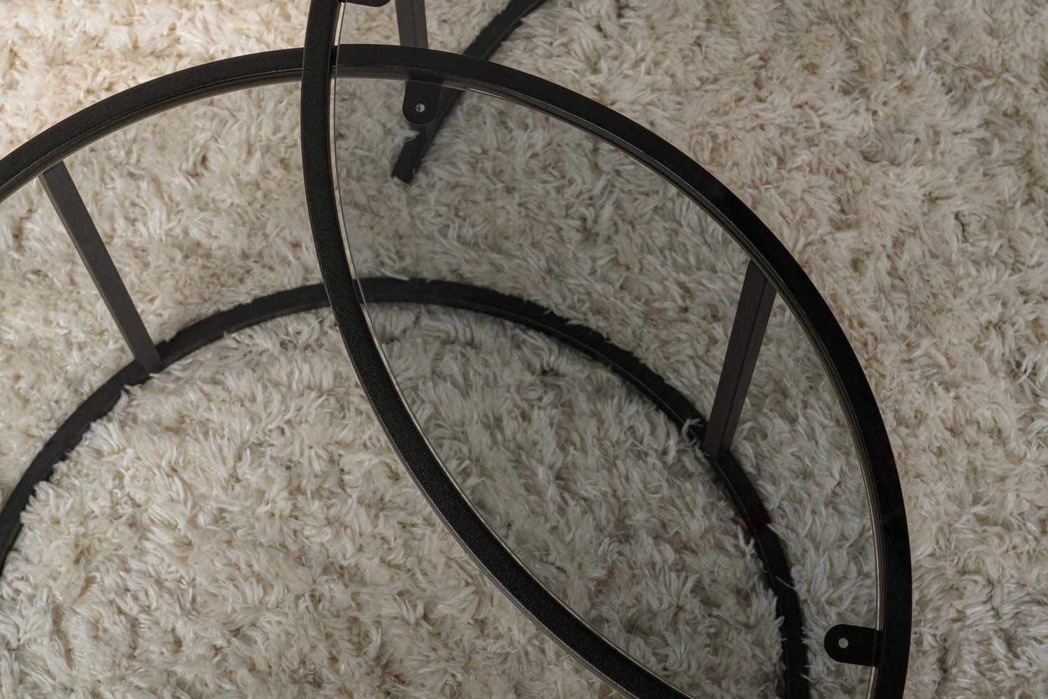 Entdecken Sie den Aurum Sofatisch von Nordure in Schwarz und Grau – ein stilvolles Möbelstück aus gehärtetem Glas und robustem Metall, das Eleganz in Ihr Zuhause bringt.