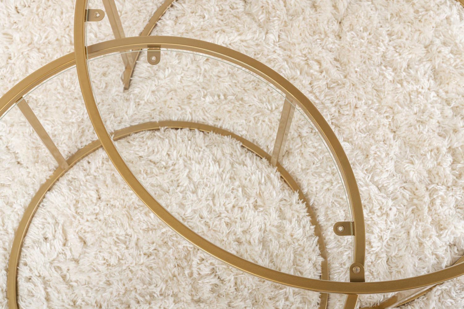 Verleihen Sie Ihrem Wohnraum mit dem Aurum Sofatisch von Nordure einen Hauch von Luxus. Das elegante Design aus gehärtetem Glas und goldenen Details ist der perfekte Blickfang.