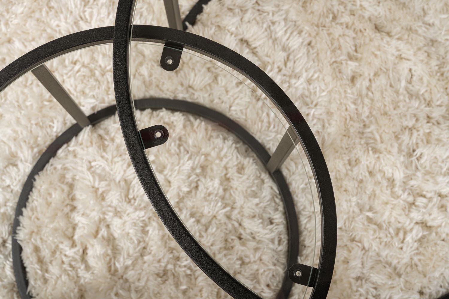 Entdecken Sie den Aurum Sofatisch von Nordure in Schwarz Transparent – ein stilvolles Möbelstück aus gehärtetem Glas und Metall, das Eleganz in Ihr Wohnzimmer bringt.