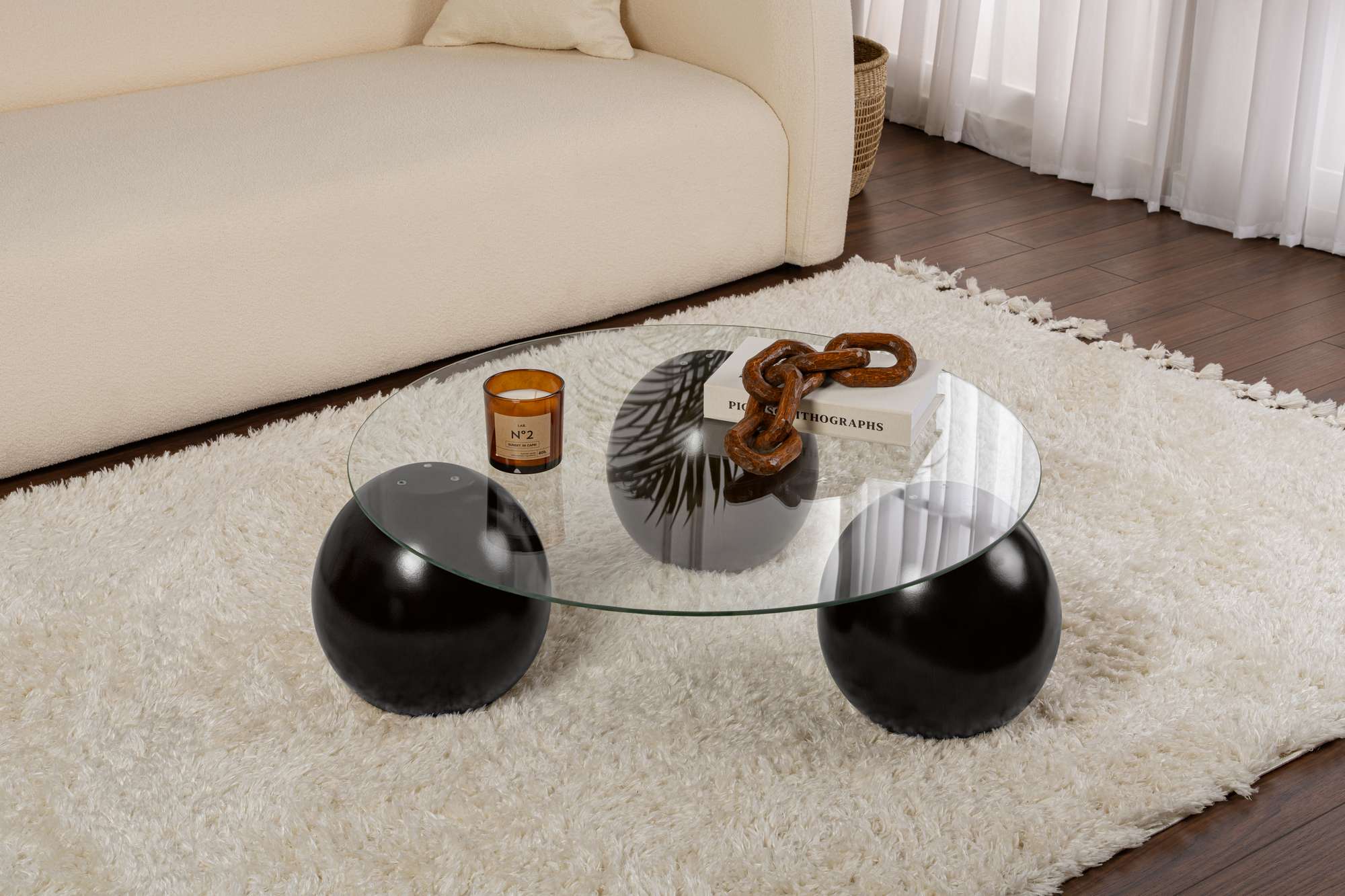 Entdecken Sie den eleganten Miro Sofatisch in Schwarz Transparent von Nordure. Hochwertiges gehärtetes Glas und modernes Design für Ihr Zuhause.