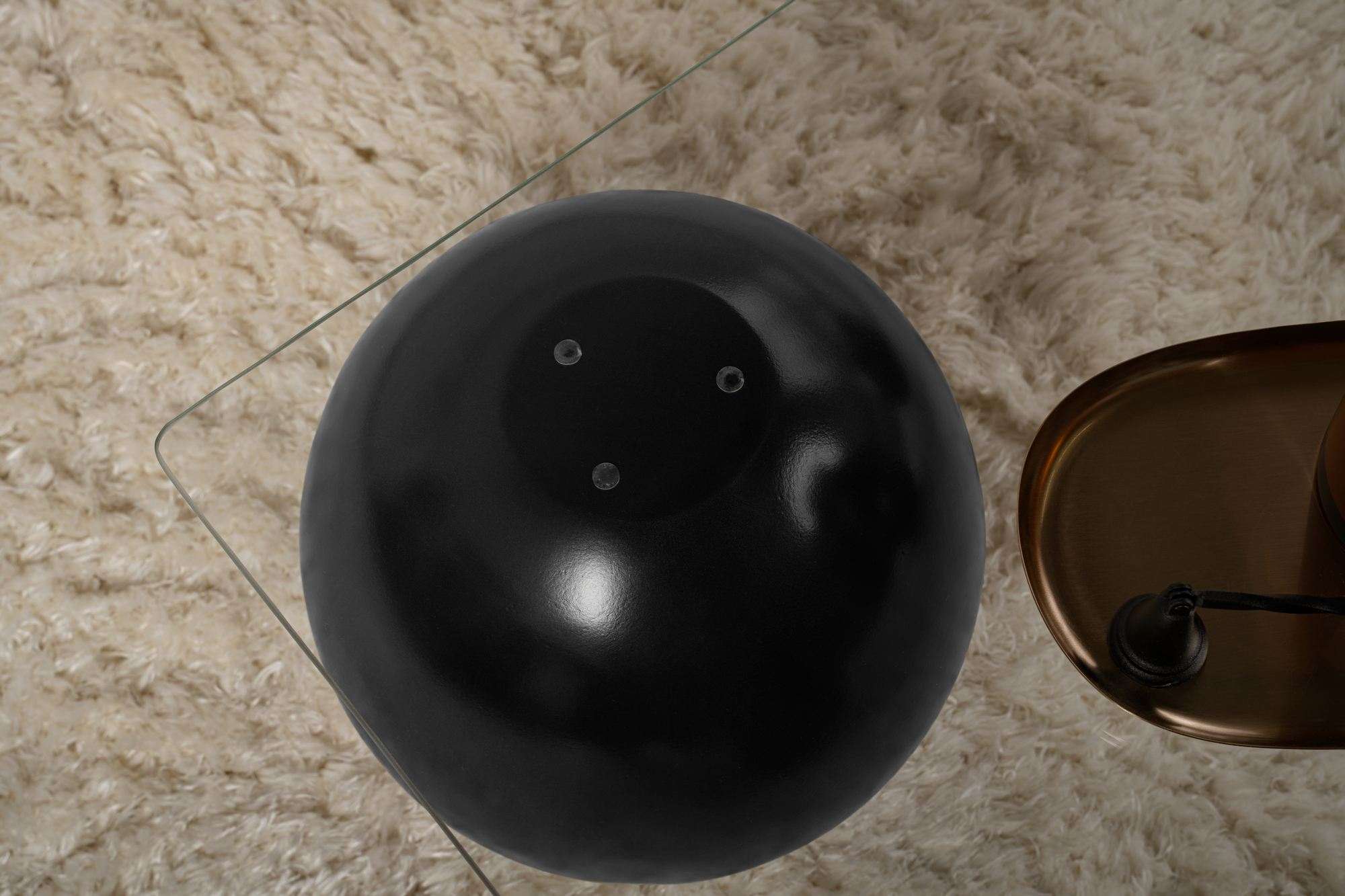 Stilvoller Sera Sofatisch von Nordure in elegantem Schwarz und transparentem Glas. Perfekt für moderne Wohnräume und langlebige Qualität.