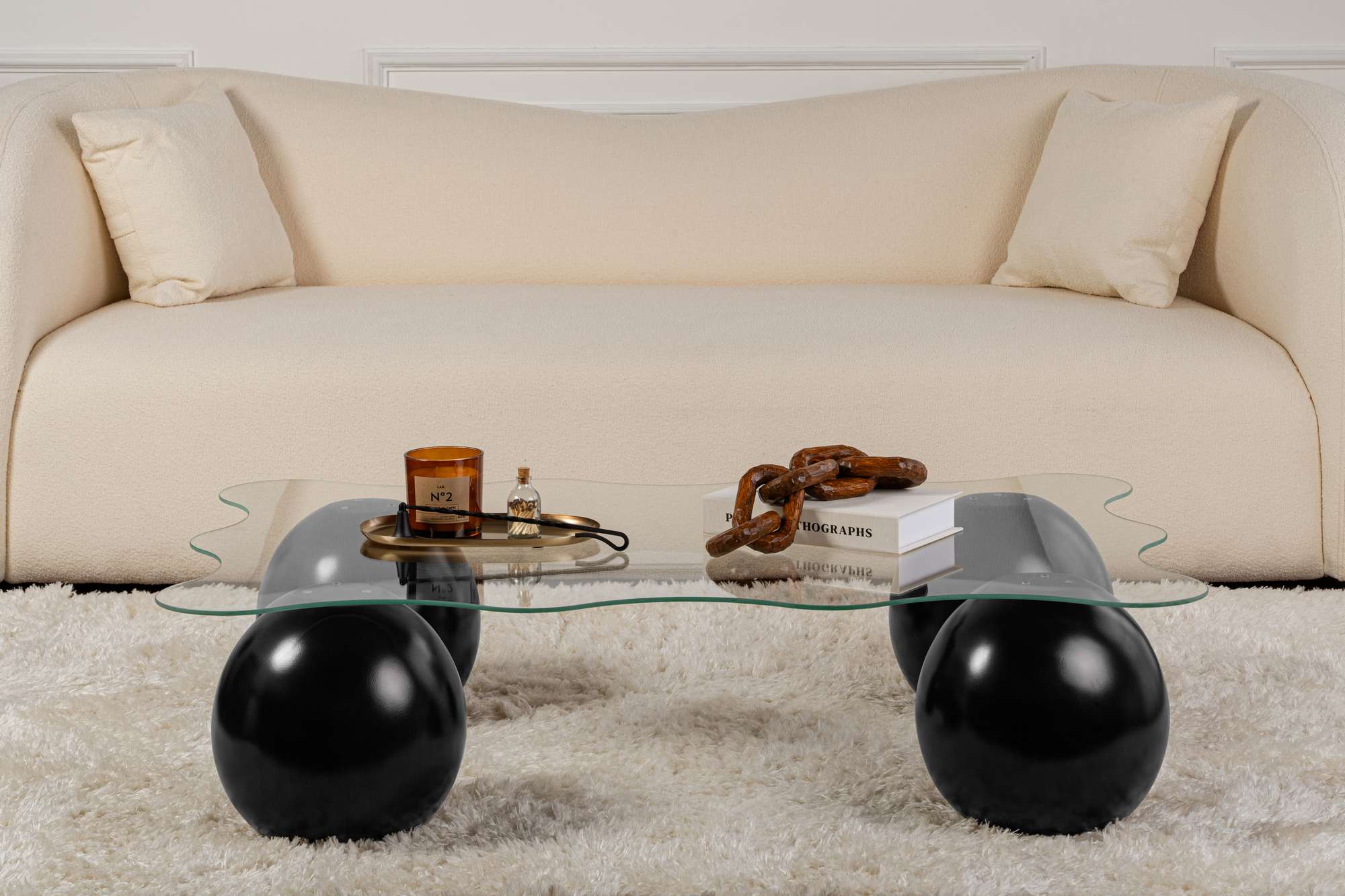 Erleben Sie den Noxa Sofatisch von Nordure – ein stilvoller Couchtisch aus robustem gehärtetem Glas, der Eleganz und modernen Chic in Ihr Wohnzimmer bringt.