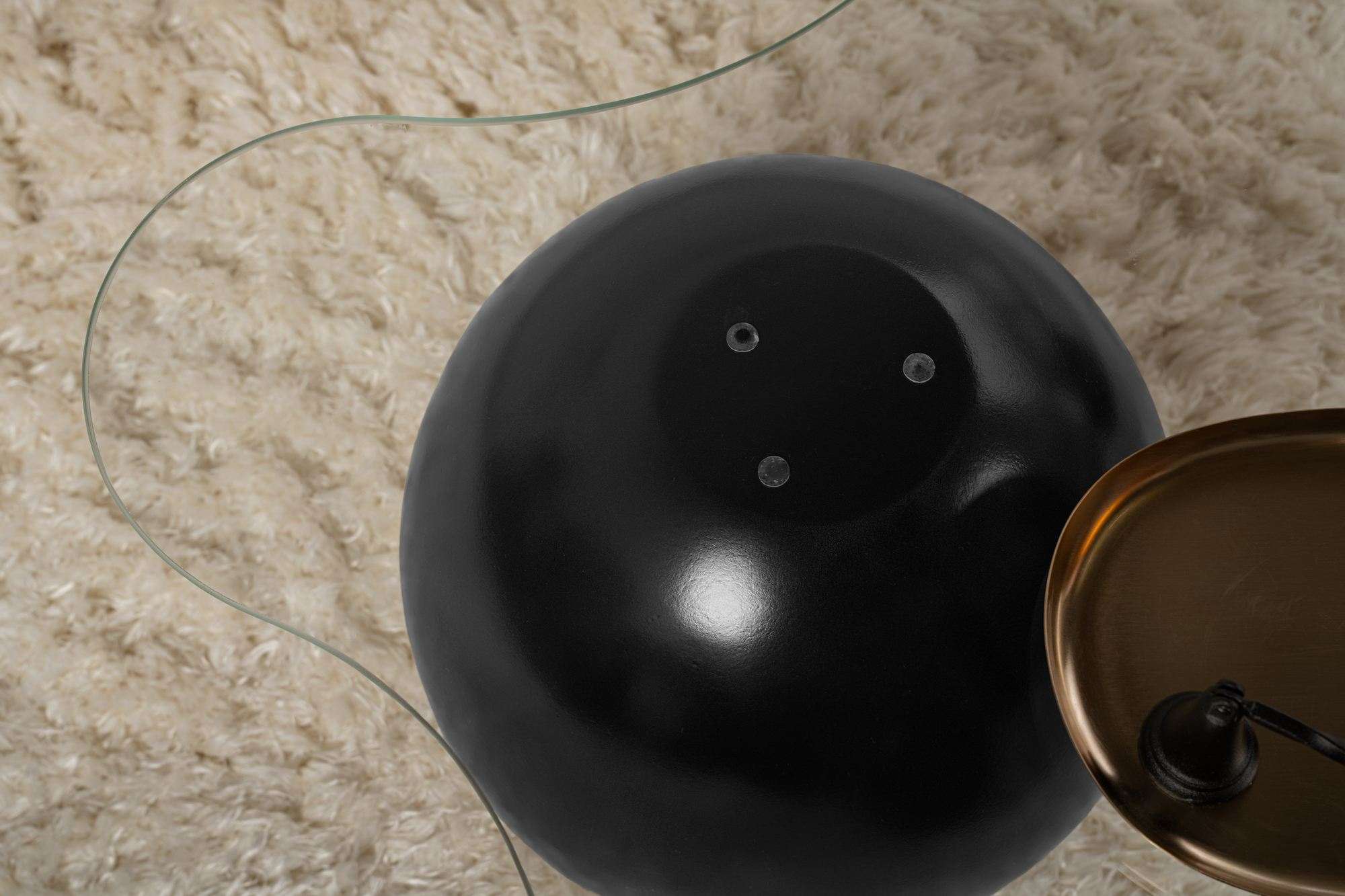 Erleben Sie den Noxa Sofatisch von Nordure: Ein stilvoller Couchtisch aus gehärtetem Glas, der Eleganz und modernen Charme in Ihr Zuhause bringt.