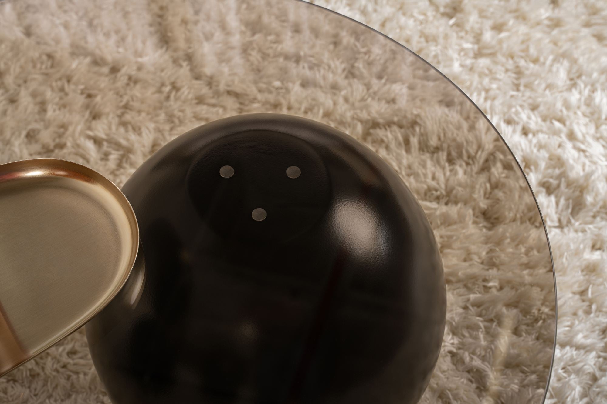 Erleben Sie den Sphere Sofatisch in Schwarz und Bronze von Nordure – ein stilvolles Highlight für Ihr Zuhause, das Eleganz und praktische Nutzung vereint.