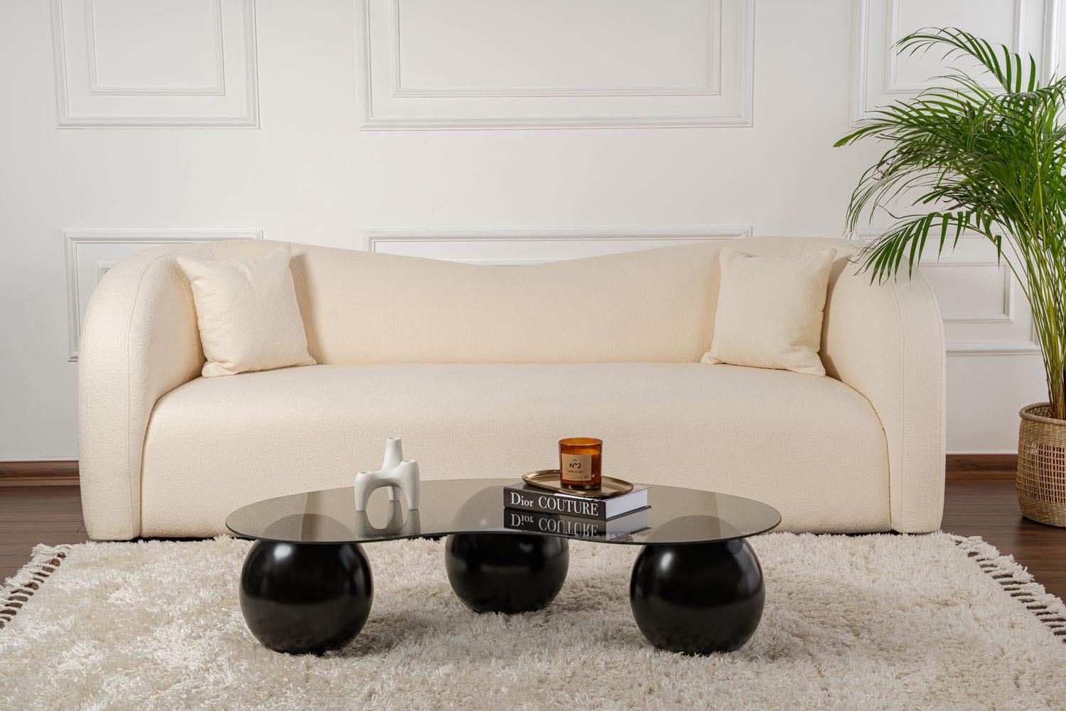 Erleben Sie den Sphere Sofatisch in Schwarz und Grau von Nordure. Ein stilvolles Möbelstück, das Eleganz und Funktionalität in Ihr Zuhause bringt.