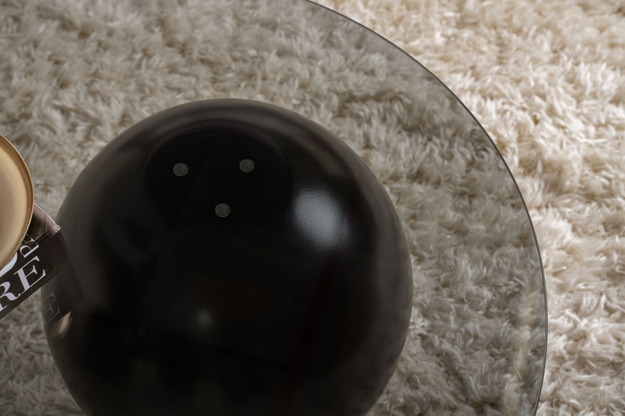 Erleben Sie den Sphere Sofatisch in Schwarz und Grau von Nordure – ein stilvolles Möbelstück, das Eleganz und praktische Nutzung harmonisch verbindet.