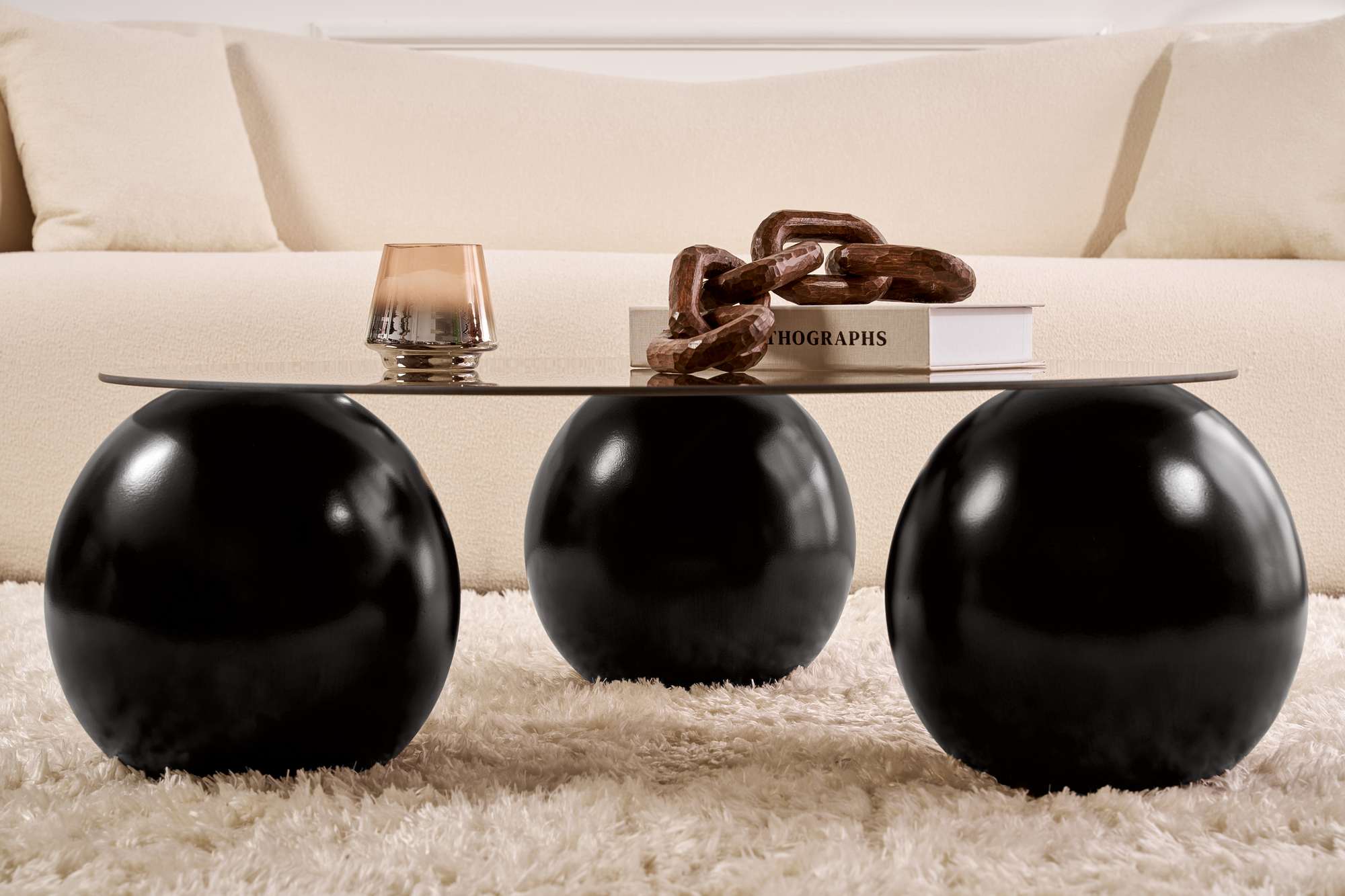 Entdecken Sie den Miro Sofatisch in Schwarz und Bronze – ein elegantes Möbelstück aus gehärtetem Glas, das Ihrem Wohnzimmer modernen Luxus verleiht.