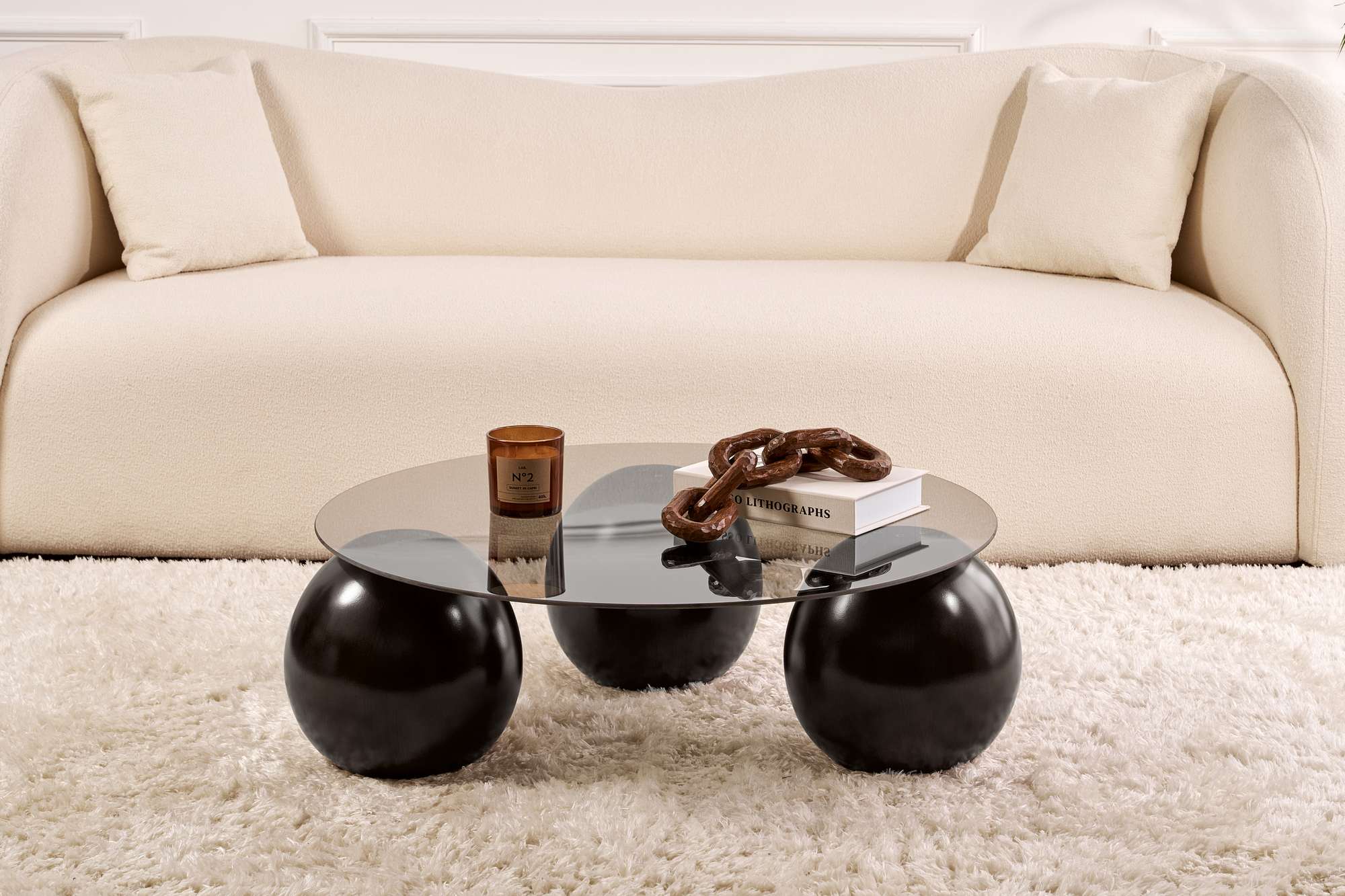 Erleben Sie den Miro Sofatisch in Schwarz und Grau von Nordure – ein stilvoller, funktionaler Tisch aus robustem gehärtetem Glas, perfekt für Ihr Zuhause.