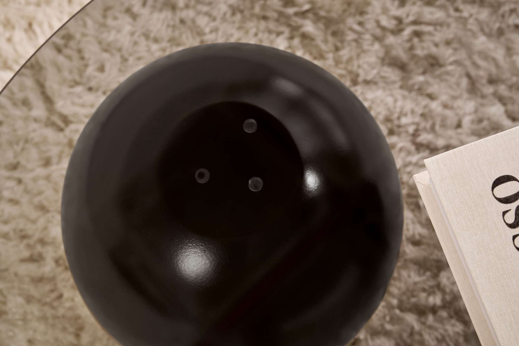 Erleben Sie den Miro Sofatisch in stilvollem Schwarz und Grau von Nordure – ein eleganter, funktionaler Tisch aus robustem Glas, perfekt für Ihr Zuhause.