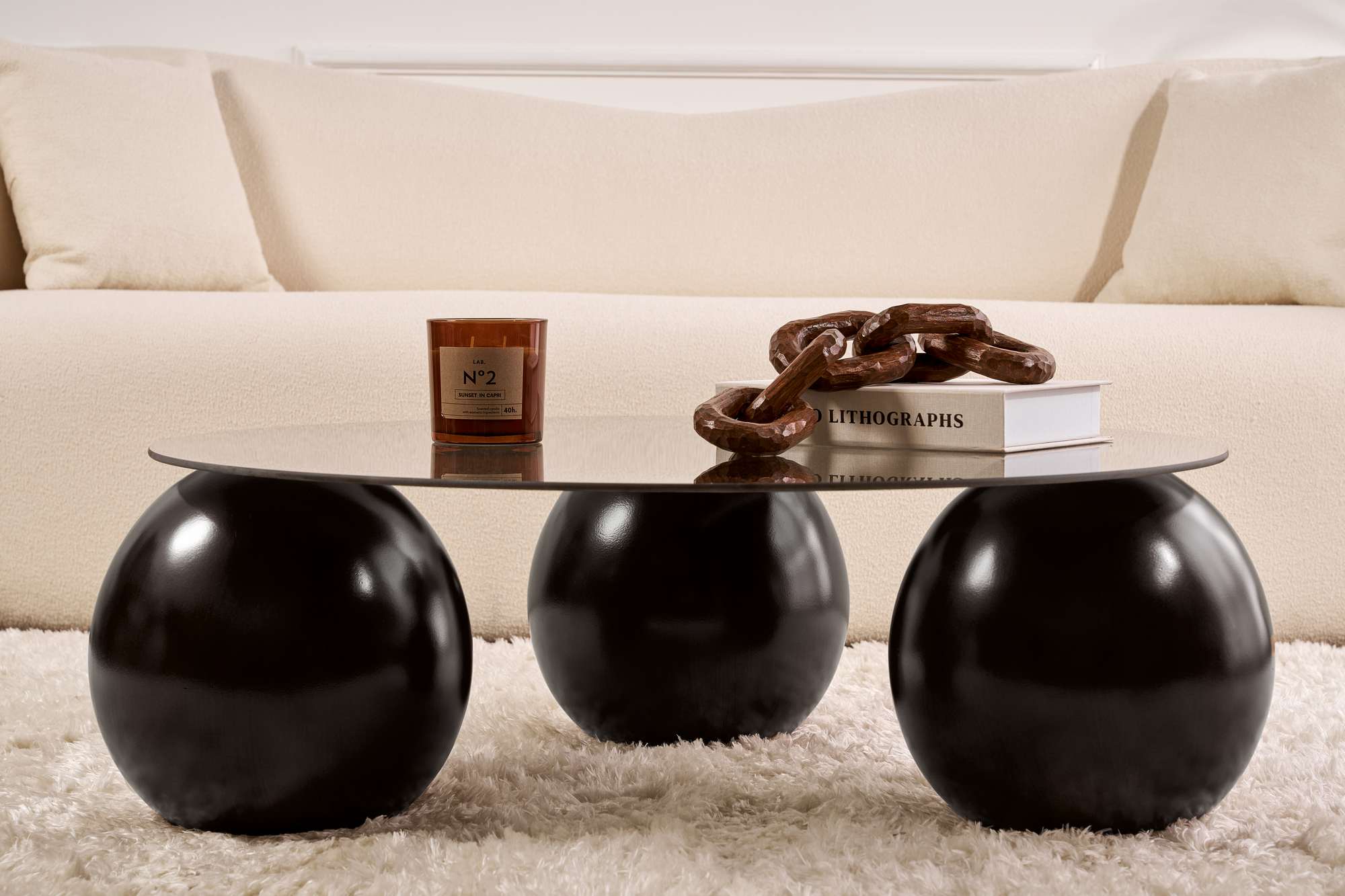 Entdecken Sie den Miro Sofatisch in Schwarz und Grau von Nordure – ein eleganter, vielseitiger Tisch aus gehärtetem Glas, ideal für jeden Wohnraum.