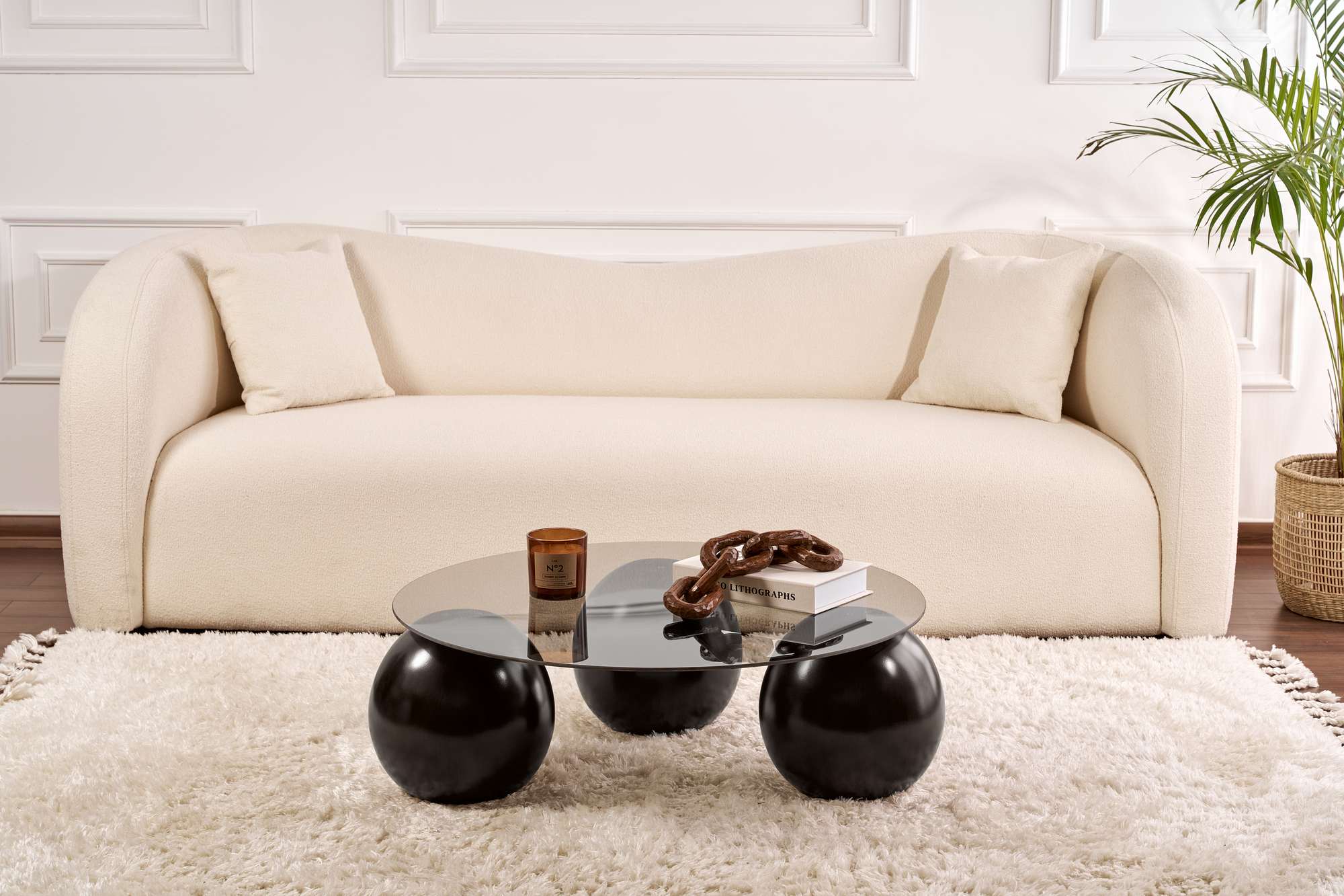 Erleben Sie den Miro Sofatisch in Schwarz und Grau von Nordure – ein stilvoller Couchtisch aus robustem gehärtetem Glas, perfekt für Ihr Zuhause.