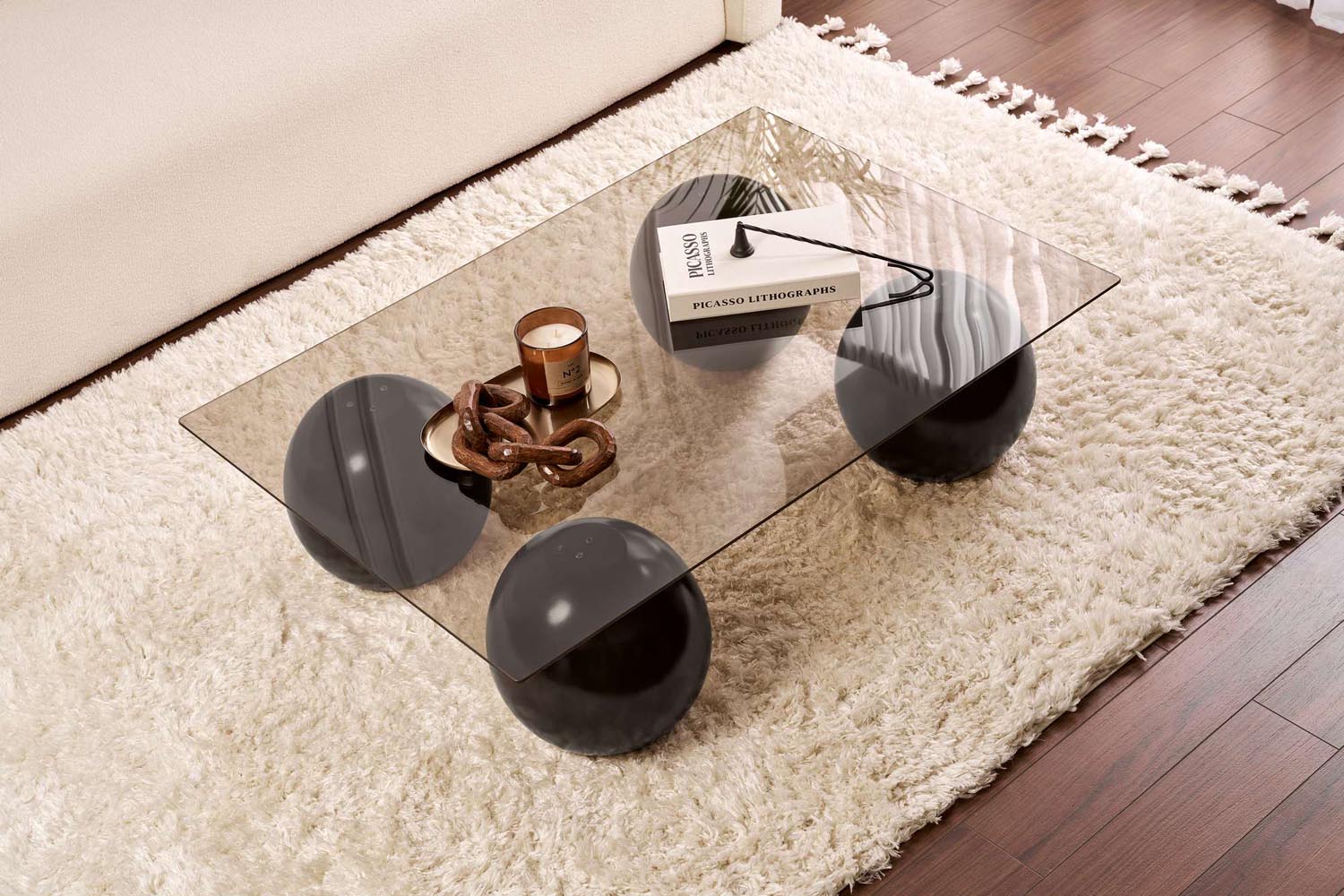 Entdecken Sie den Sera Sofatisch in stilvollem Schwarz und Bronze von Nordure – ein elegantes Möbelstück, das Raffinesse und modernen Chic vereint.