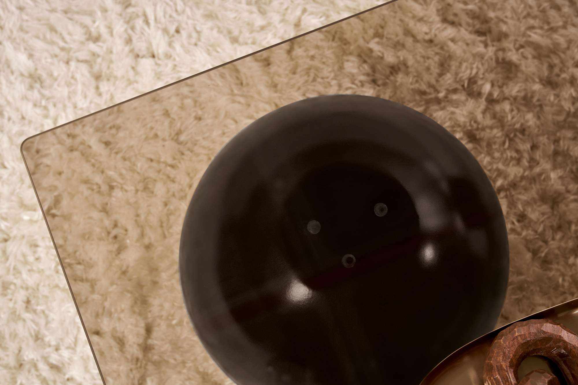 Erleben Sie den Sera Sofatisch in edlem Schwarz und Bronze von Nordure – ein zeitloses Design, das Eleganz und Stil in Ihr Zuhause bringt.