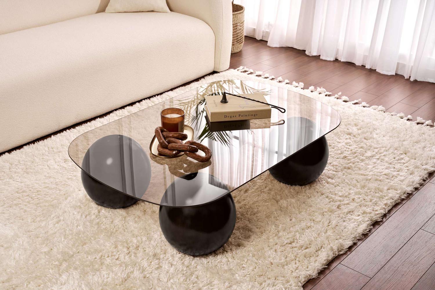 Entdecken Sie den Evara Sofatisch in Schwarz und Bronze von Nordure – ein elegantes Designstück aus gehärtetem Glas, das Stil und Funktionalität vereint.