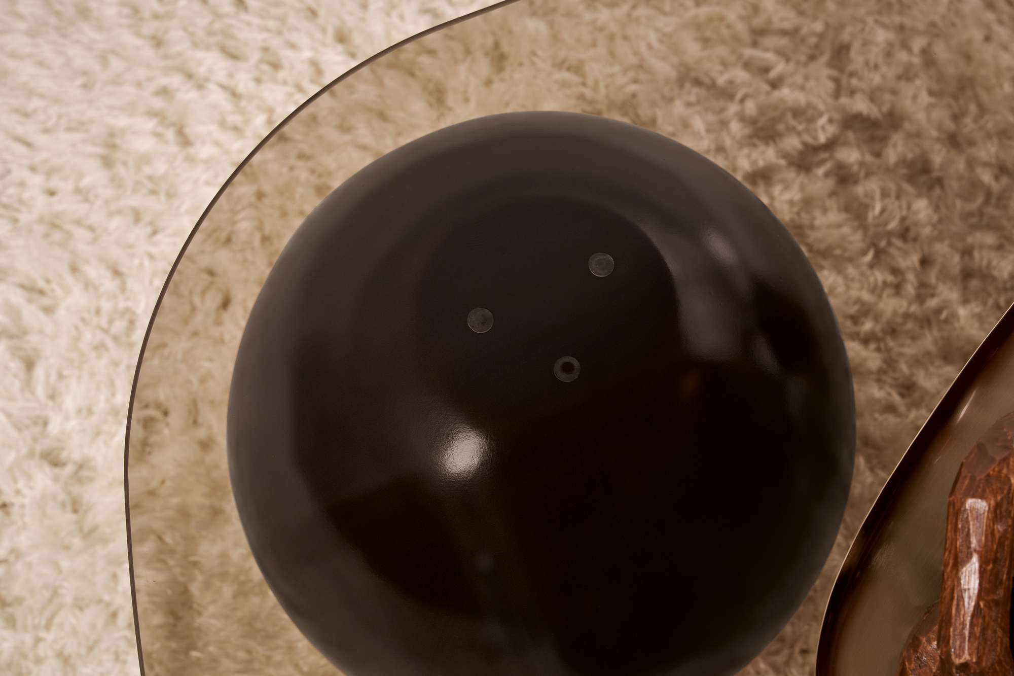 Erleben Sie den Evara Sofatisch in stilvollem Schwarz und Bronze von Nordure – ein elegantes Möbelstück aus robustem gehärtetem Glas, das Ihr Zuhause aufwertet.