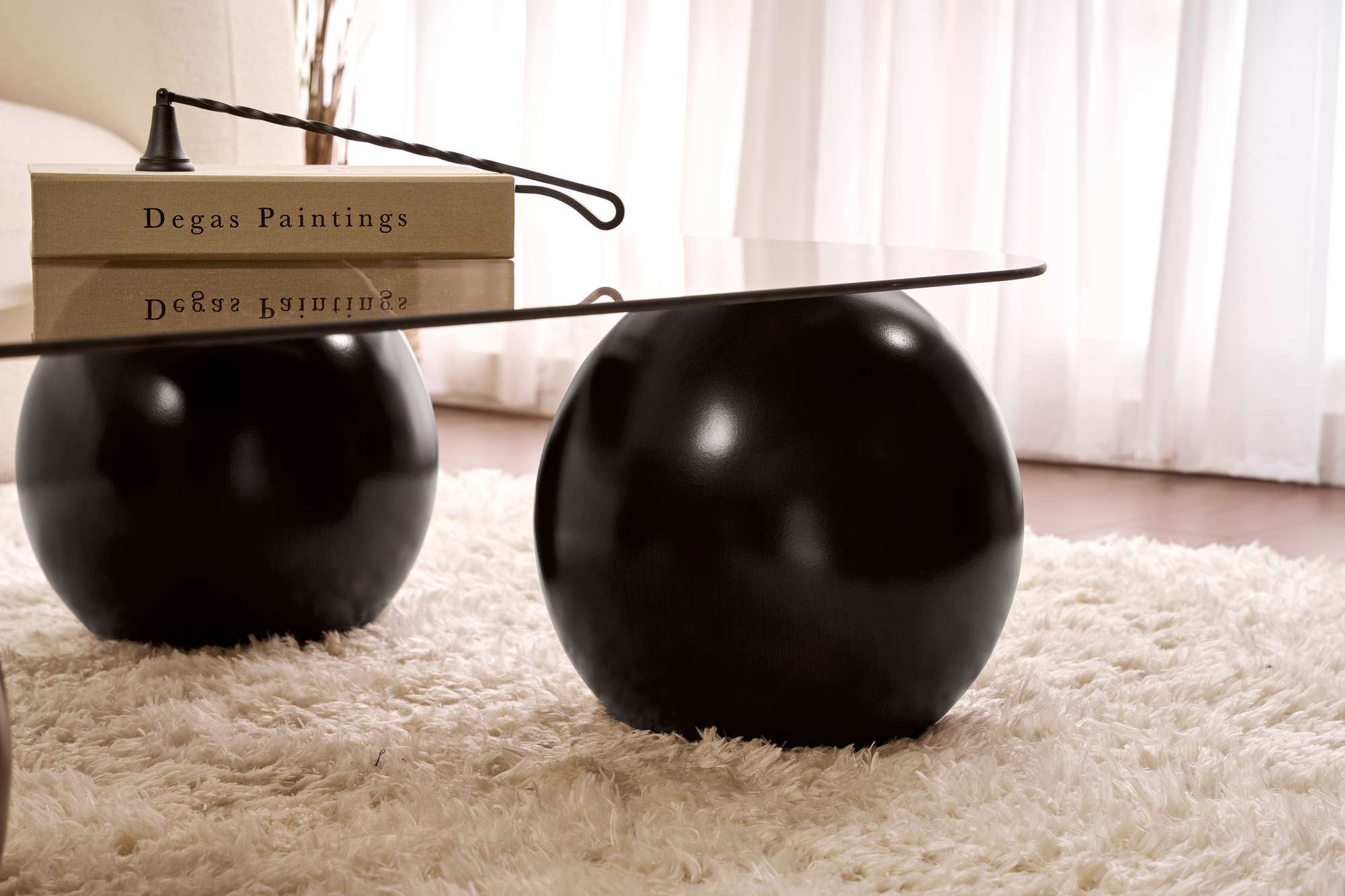 Entdecken Sie den Evara Sofatisch in Schwarz und Grau von Nordure – ein stilvolles Highlight, das Eleganz und Funktionalität in jeden Raum bringt.