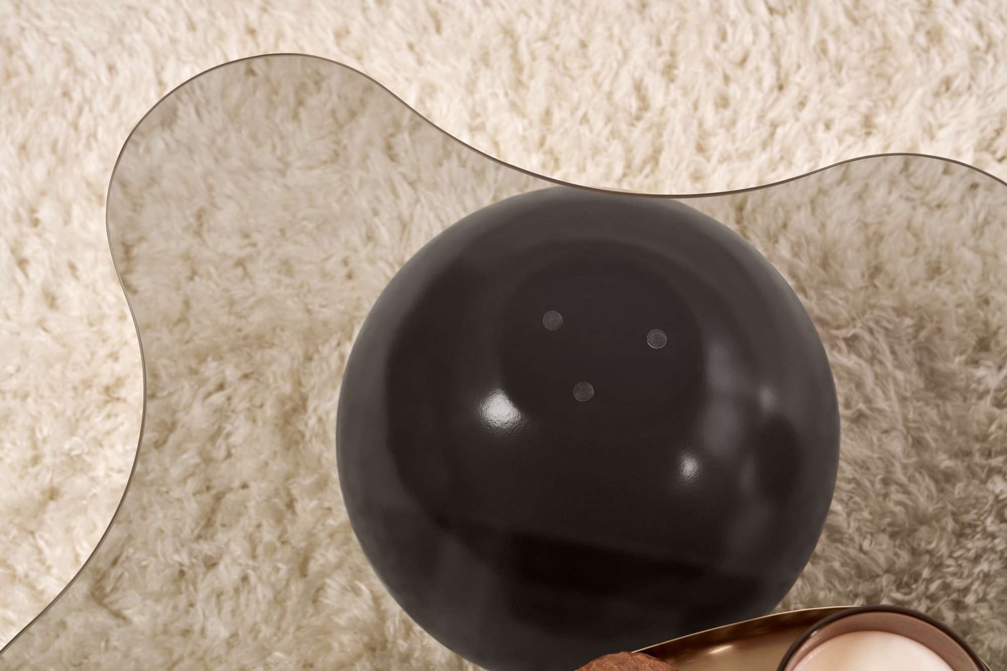 Erleben Sie den Noxa Sofatisch in Schwarz und Grau von Nordure – ein stilvolles Highlight für Ihr Zuhause, das Eleganz und praktische Nutzung perfekt kombiniert.