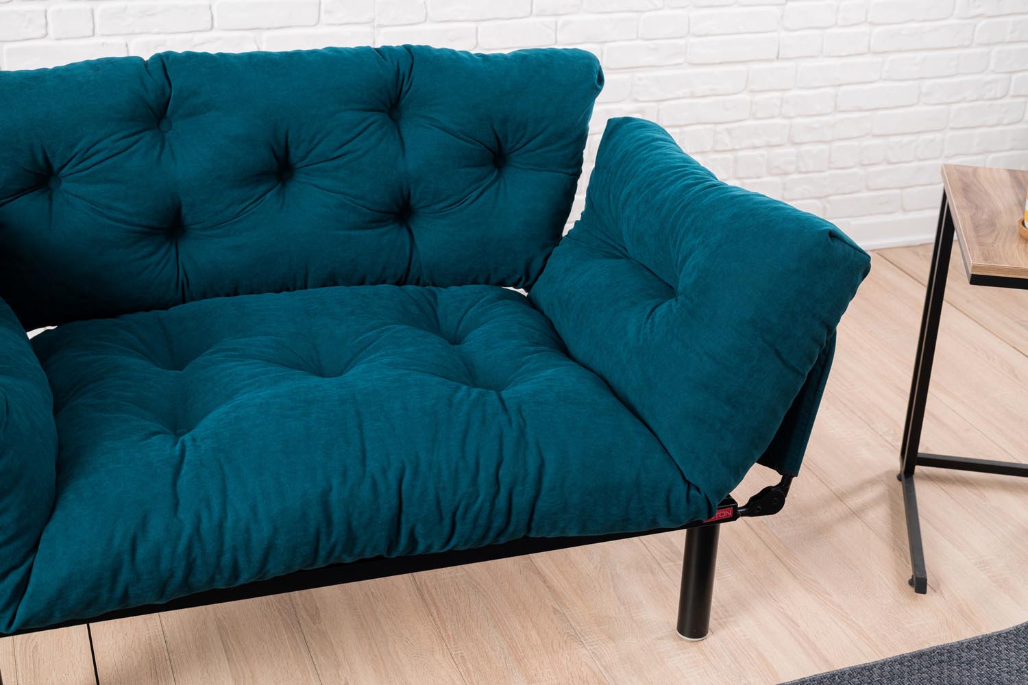 Entdecken Sie das Nitta Bettsofa in elegantem Petrol Blau – ein vielseitiges 2-Sitzer Schlafsofa, das Stil und Gemütlichkeit in Ihr Zuhause bringt.
