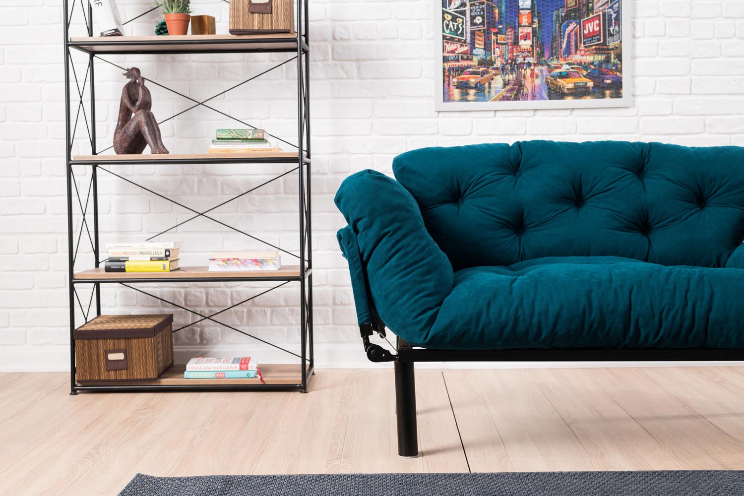 Erleben Sie das Nitta Bettsofa in stilvollem Petrol Blau – ein elegantes 2-Sitzer Schlafsofa, das Komfort und modernes Design vereint.