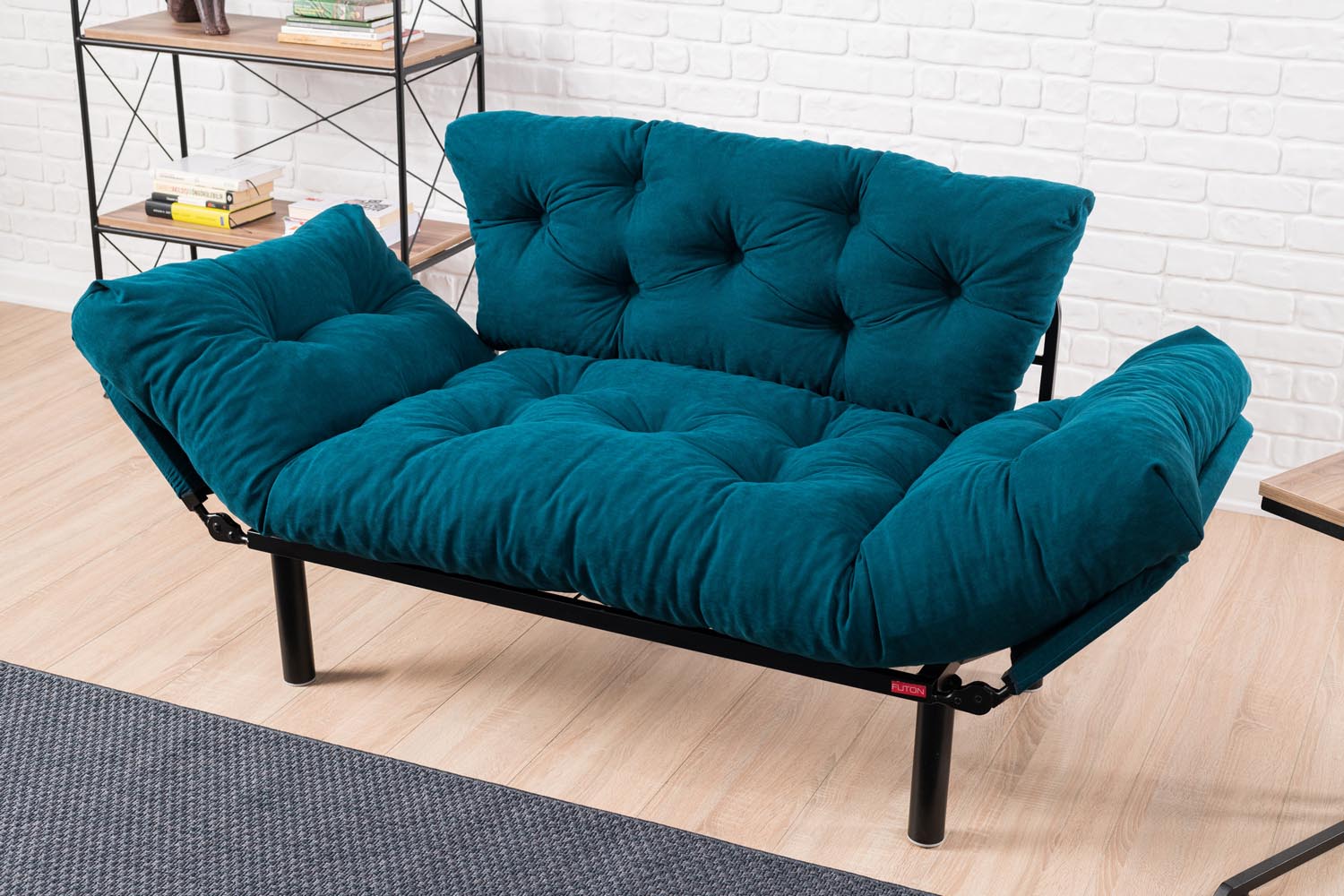 Erleben Sie das Nitta Bettsofa in elegantem Petrol Blau – ein stilvolles 2-Sitzer Schlafsofa, das Komfort und Design vereint. Perfekt für Ihr Zuhause!