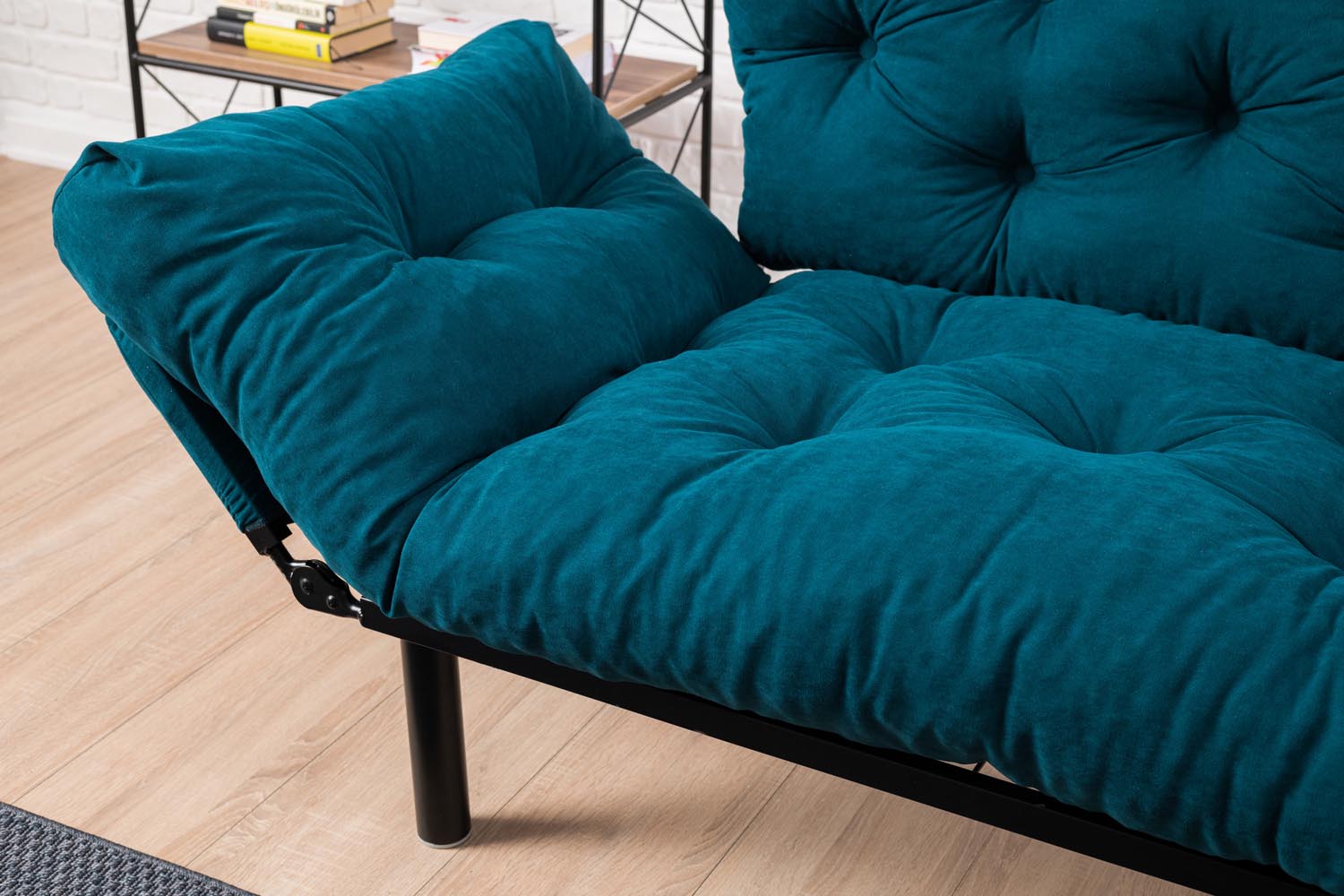 Entdecken Sie das Nitta Bettsofa in trendigem Petrol Blau – ein elegantes 2-Sitzer Schlafsofa, das Stil und Funktionalität für Ihr Zuhause vereint.