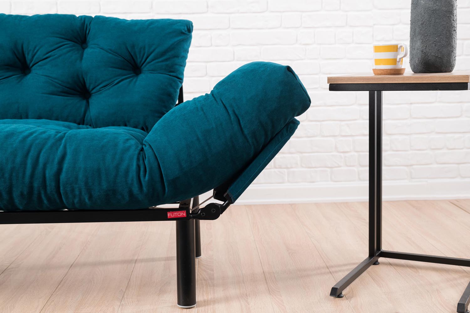 Erleben Sie das Nitta Bettsofa in stilvollem Petrol Blau – ein komfortables 2-Sitzer Schlafsofa, das jeden Raum mit Eleganz und Funktionalität bereichert.