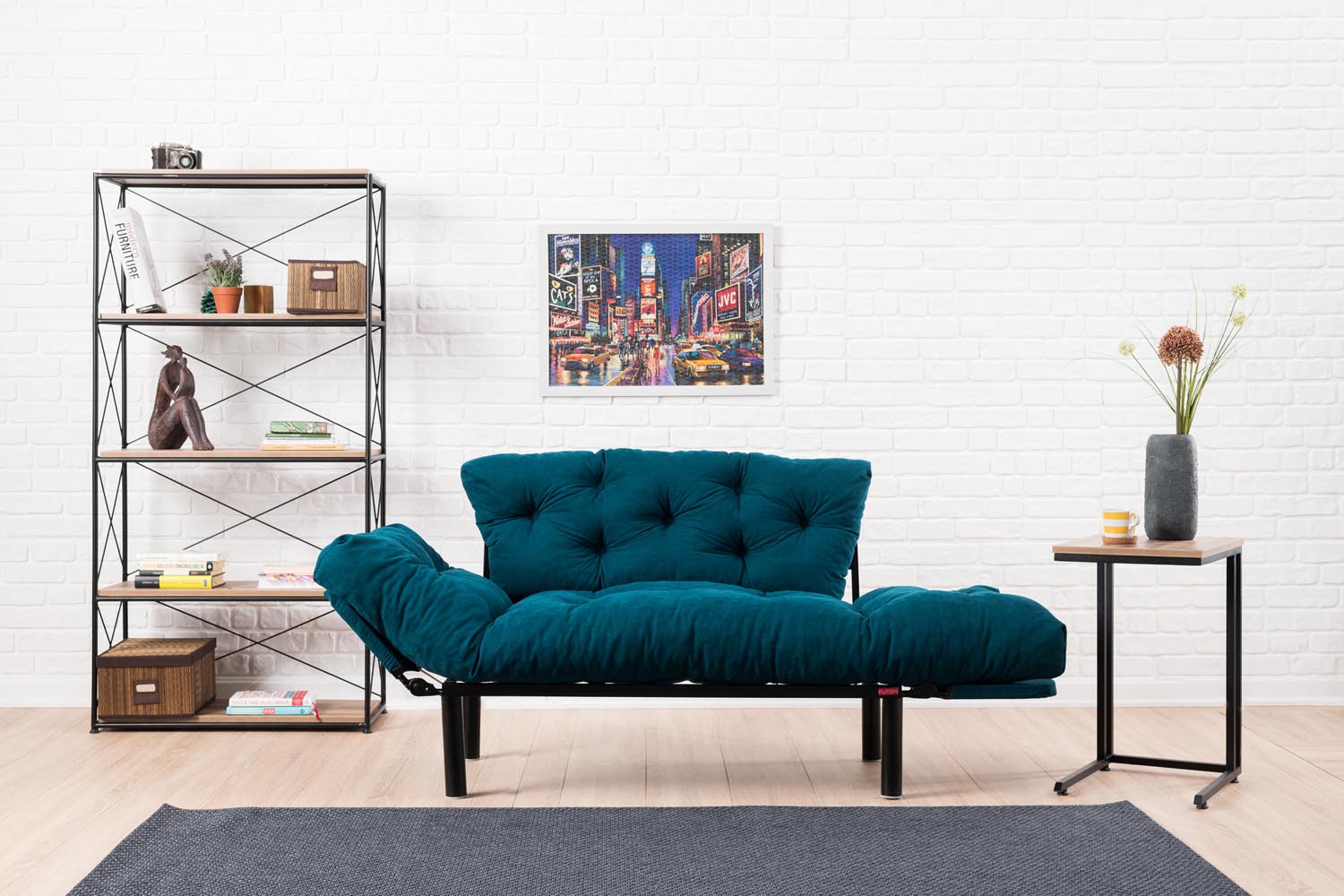 Entdecken Sie das Nitta Bettsofa in elegantem Petrol Blau – ein vielseitiges 2-Sitzer Schlafsofa, das Stil und Komfort in Ihr Zuhause bringt.