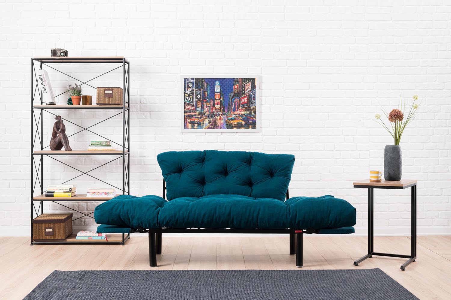 Erleben Sie das Nitta Bettsofa in stilvollem Petrol Blau – ein elegantes 2-Sitzer Schlafsofa, das Komfort und bohemianischen Charme vereint.