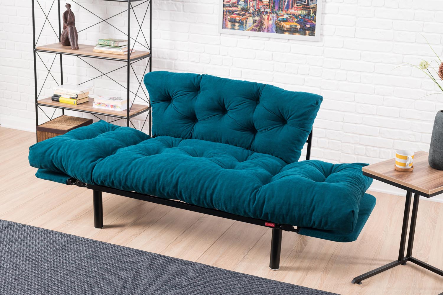 Entdecken Sie das Nitta Bettsofa in Petrol Blau – ein elegantes 2-Sitzer Schlafsofa, das Stil, Komfort und Langlebigkeit perfekt kombiniert.