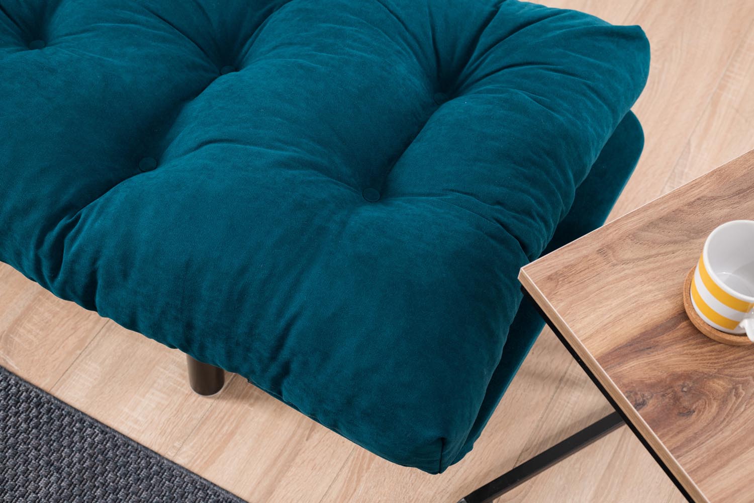 Entdecken Sie das Nitta Bettsofa in Petrol Blau – ein elegantes 2-Sitzer Schlafsofa, das Stil und Funktionalität in Ihr Zuhause bringt.