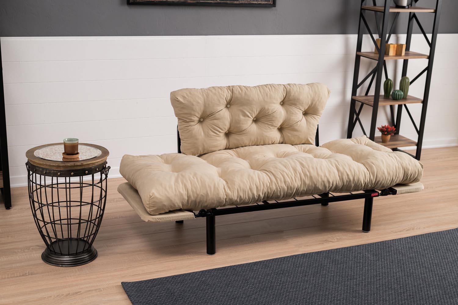Entdecken Sie das Nitta Bettsofa in Sahne von Atelier Del Sofa – ein stilvolles 2-Sitzer Schlafsofa, das Komfort und Eleganz vereint.