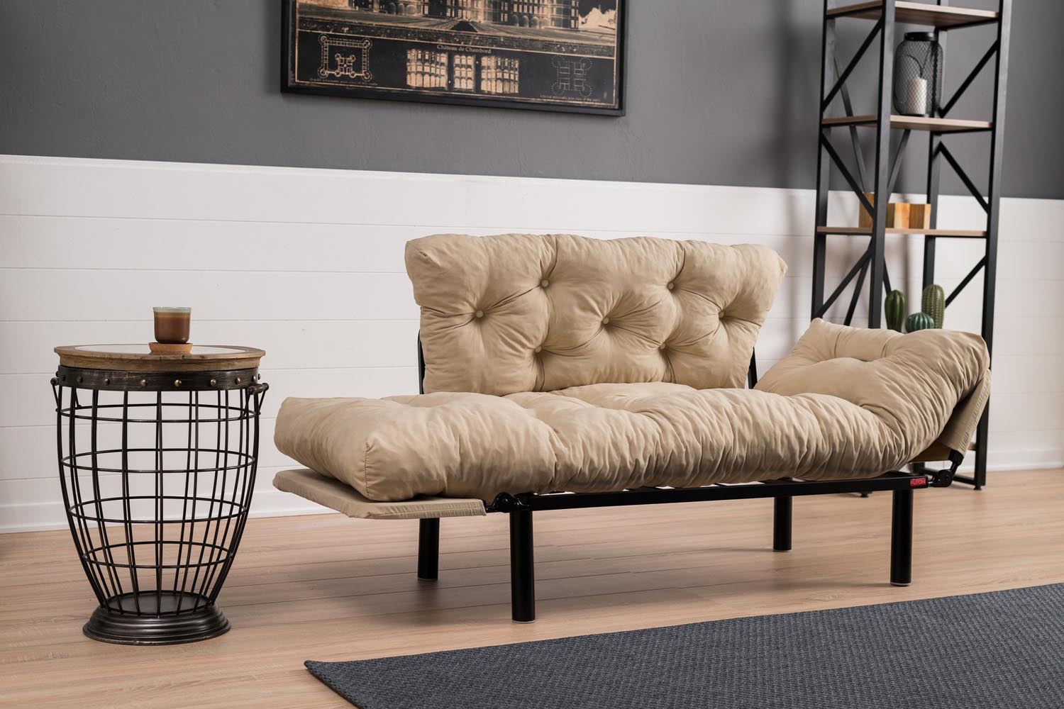 Entdecken Sie das Nitta Bettsofa in Sahne von Atelier Del Sofa – ein stilvolles 2-Sitzer Schlafsofa, das Komfort und Eleganz vereint.