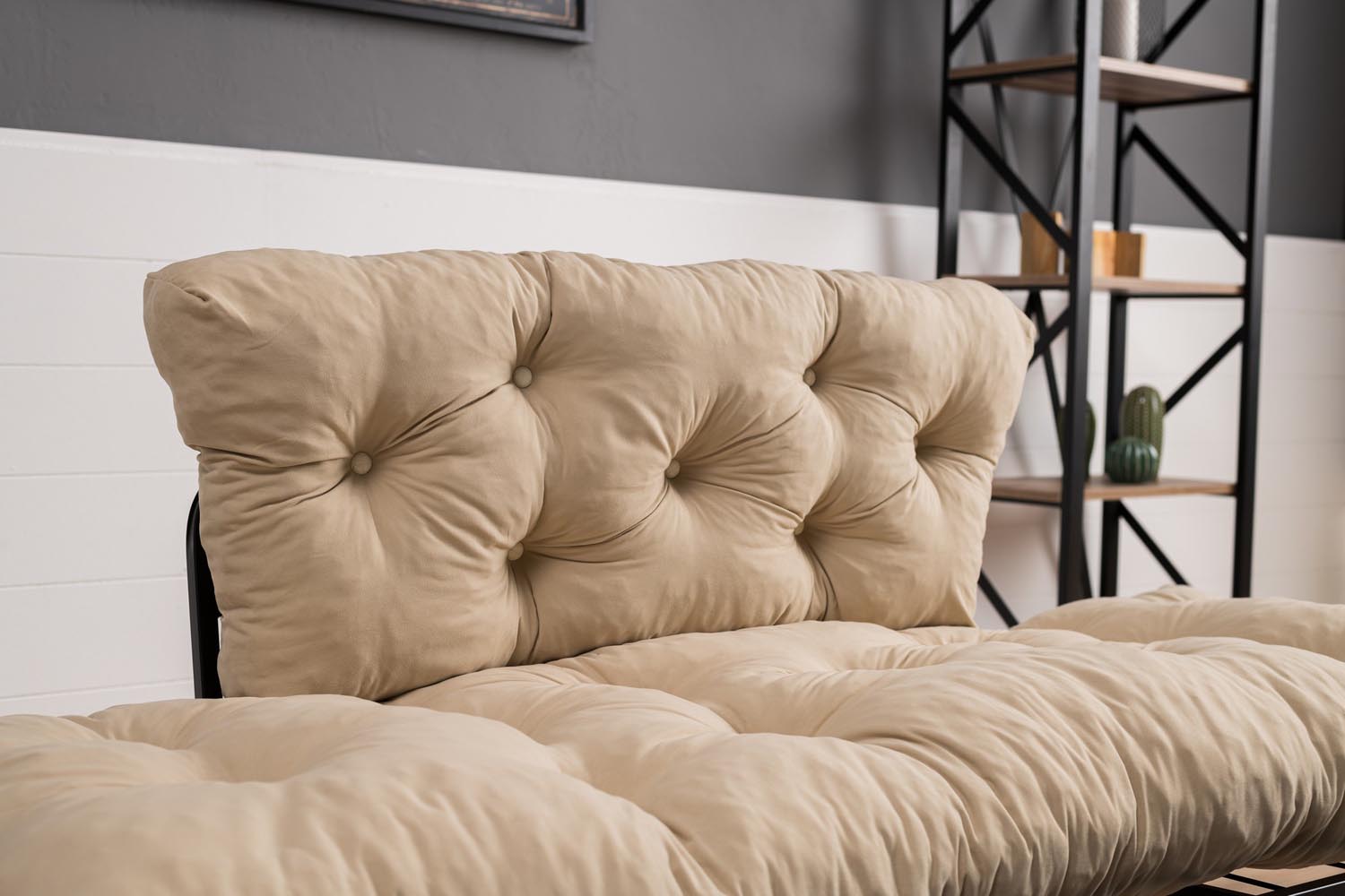 Erleben Sie das Nitta Bettsofa in Sahne von Atelier Del Sofa – ein elegantes 2-Sitzer Schlafsofa, das Funktionalität und modernen Stil perfekt kombiniert.