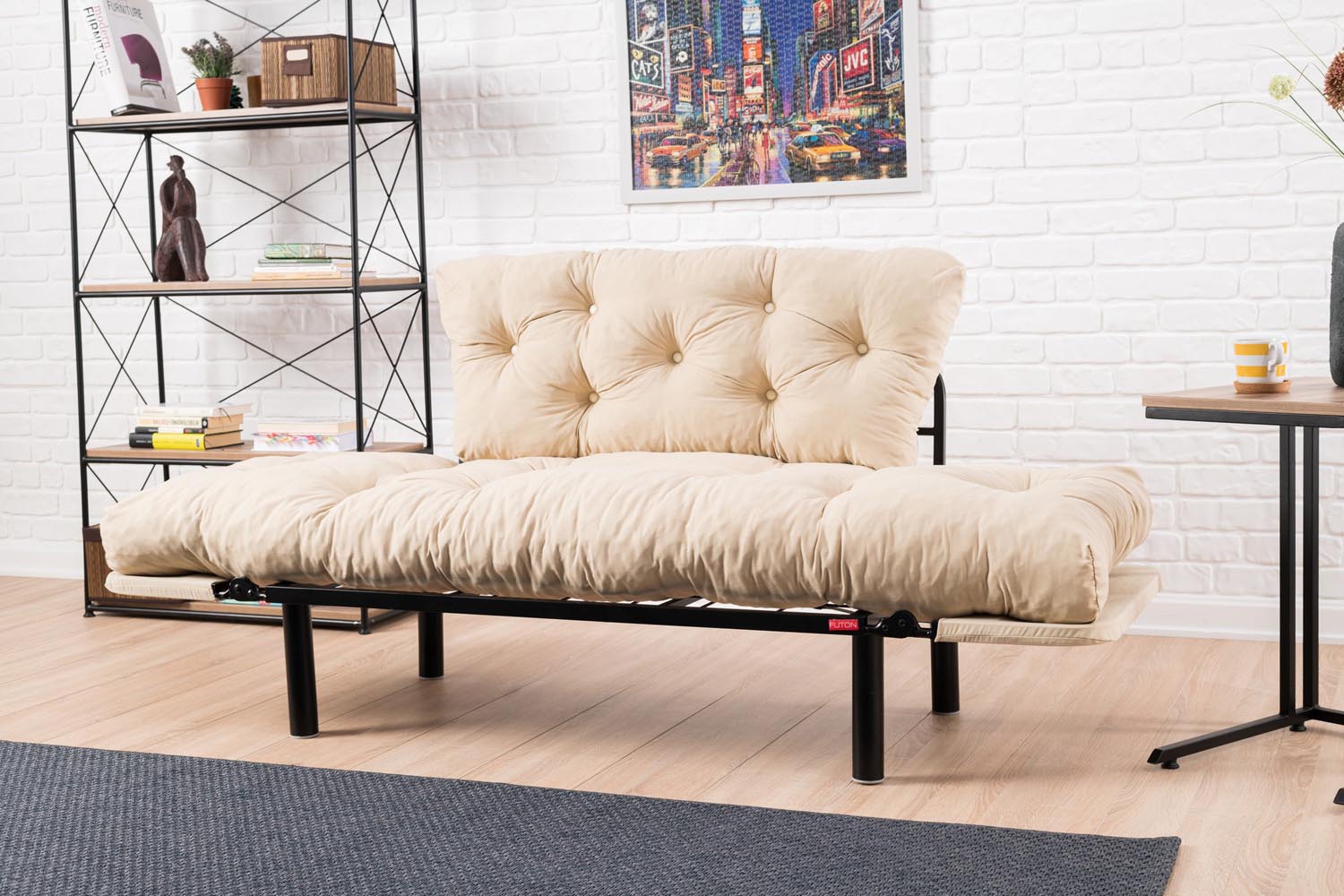 Erleben Sie das Nitta Bettsofa in Sahne von Atelier Del Sofa – ein elegantes 2-Sitzer Schlafsofa, das Funktionalität und modernen Stil perfekt kombiniert.
