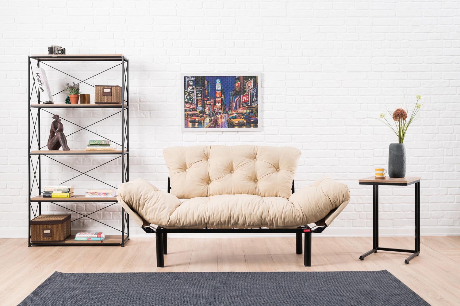 Erleben Sie das Nitta Bettsofa in Sahne von Atelier Del Sofa – ein elegantes 2-Sitzer Schlafsofa, das Funktionalität und modernen Stil perfekt kombiniert.