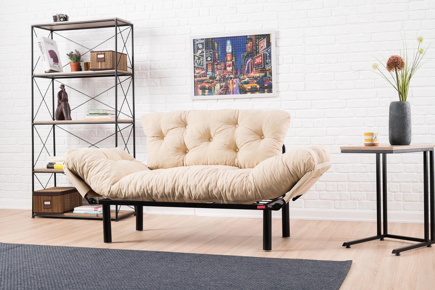 Entdecken Sie das Nitta Bettsofa in Sahne von Atelier Del Sofa – ein stilvolles 2-Sitzer Schlafsofa, das Komfort und Eleganz vereint.