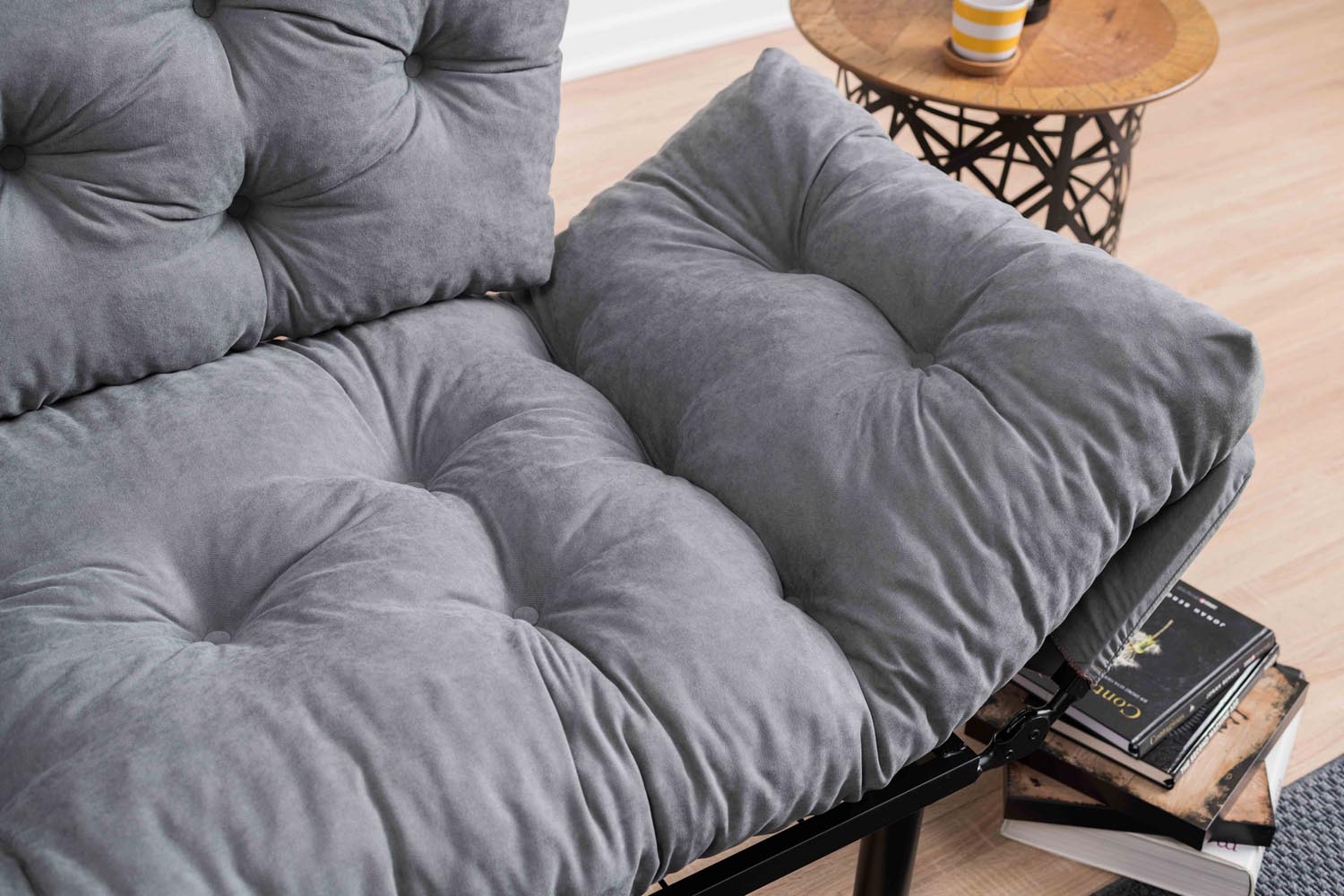 Entdecken Sie das Nitta Bettsofa in stilvollem Grau – ideal für kleine Räume und Übernachtungsgäste. Funktionalität trifft auf elegantes Design!