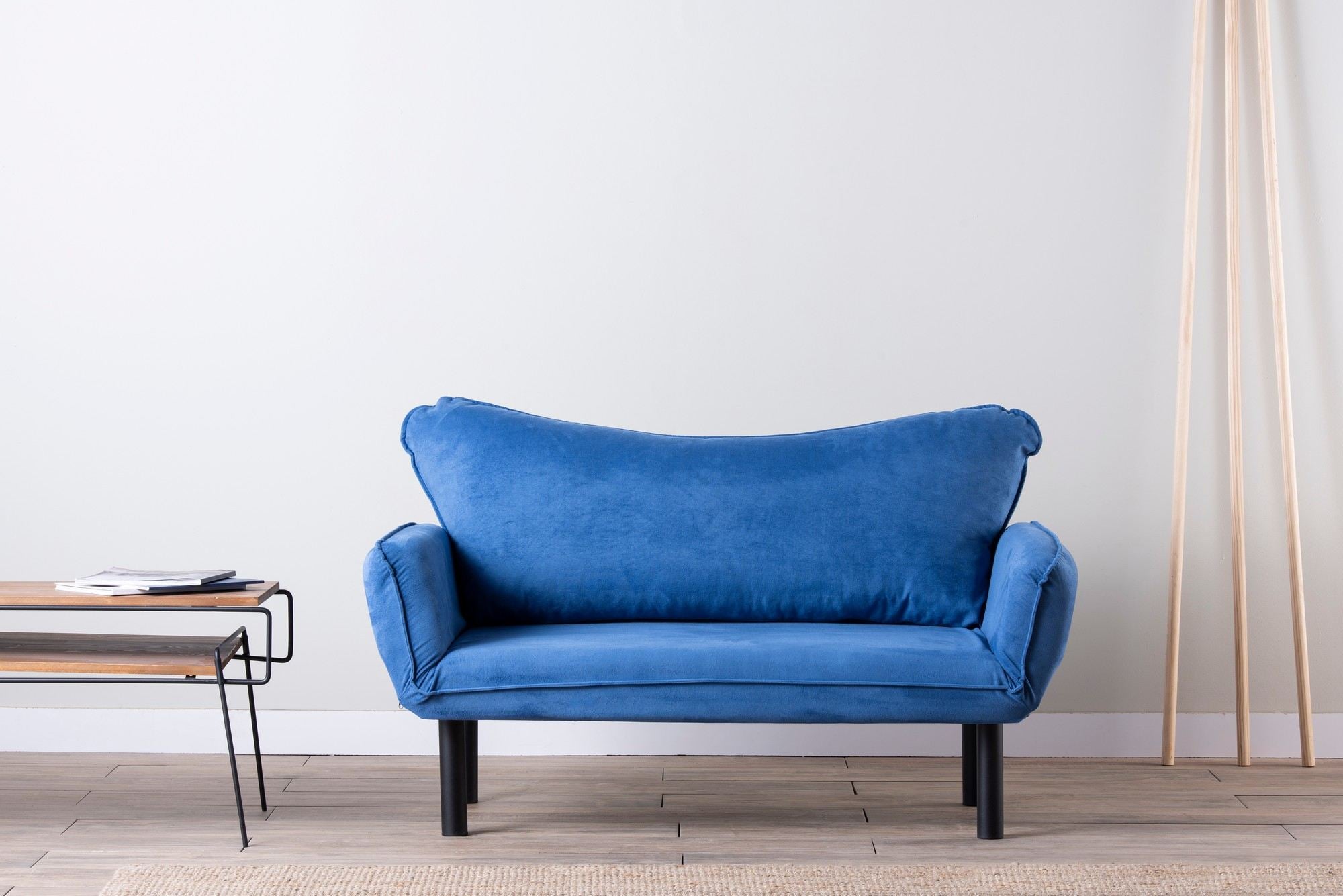 Erleben Sie das elegante Chatto Bettsofa in Blau von Atelier Del Sofa – ein vielseitiges Möbelstück, das Stil und Bequemlichkeit vereint.