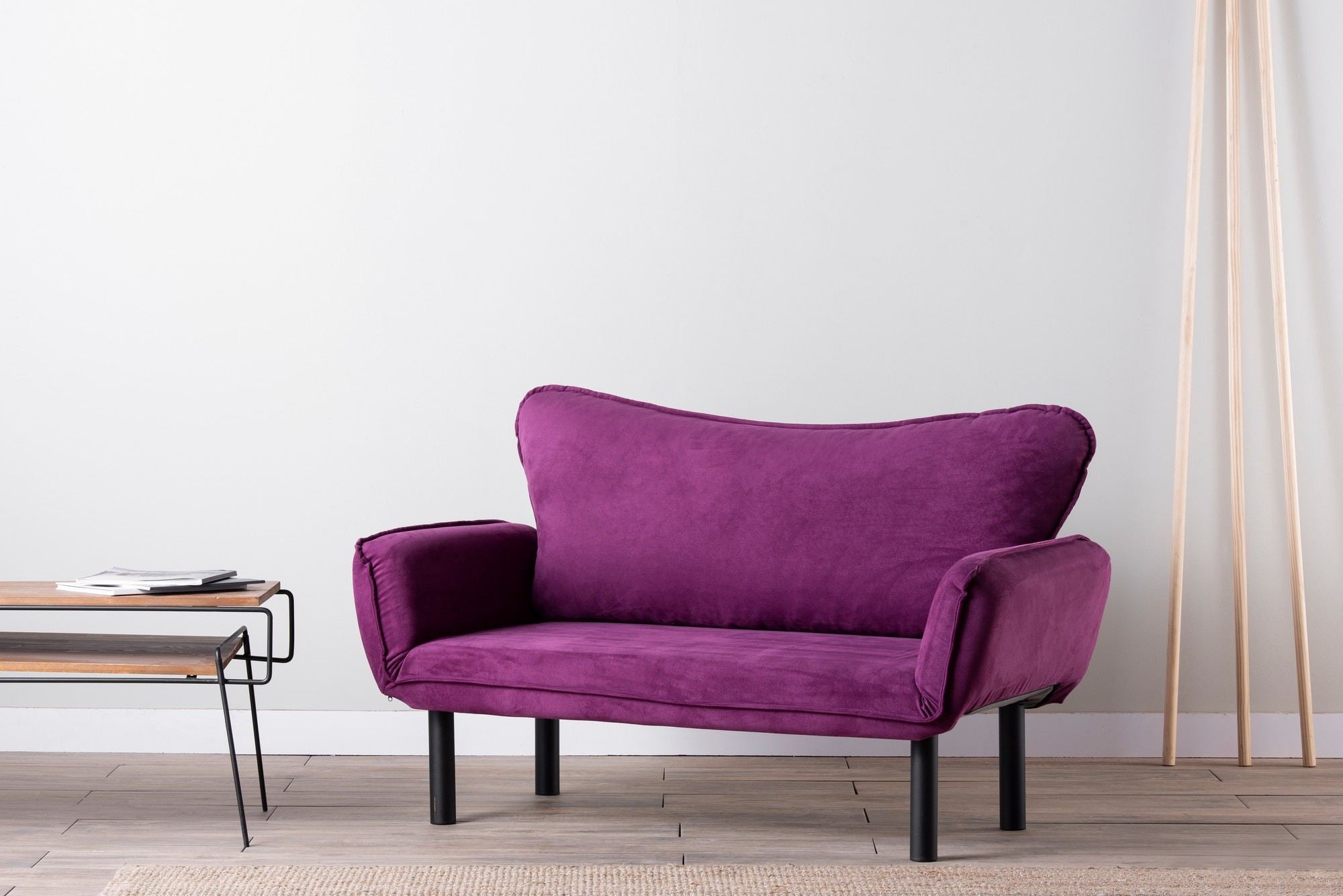 Entdecken Sie das stilvolle Chatto Bettsofa in Lila von Atelier Del Sofa – ideal für Komfort und Funktionalität in jedem Raum.