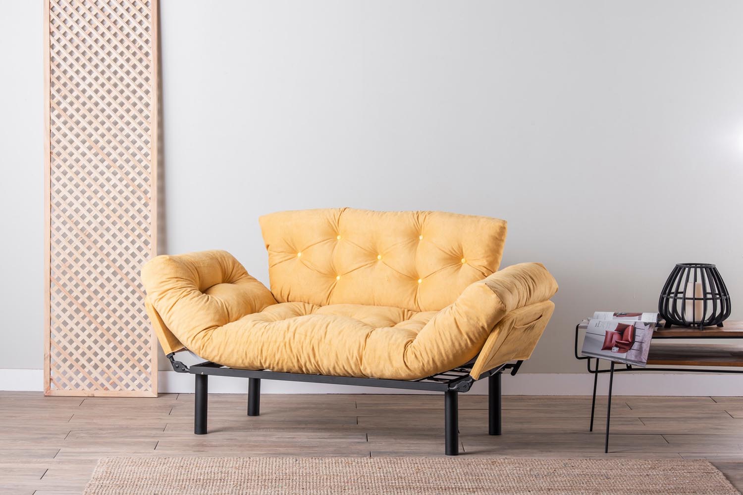 Entdecken Sie das Nitta Bettsofa in Senfgelb von Atelier Del Sofa – stilvoll, komfortabel und perfekt für kleine Räume!