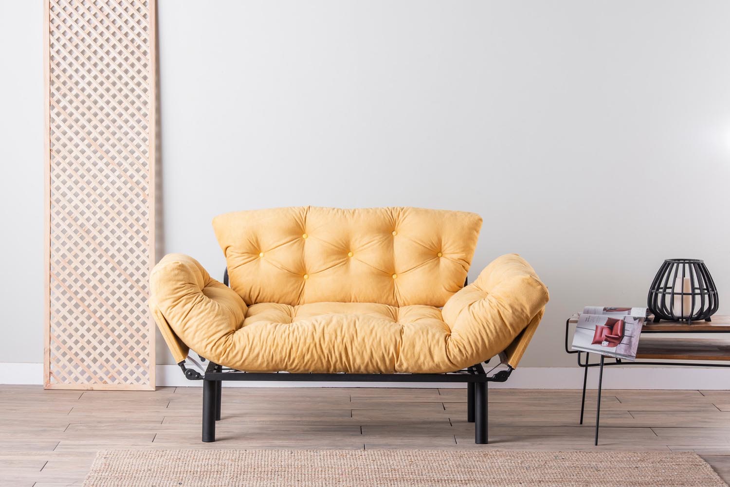 Erleben Sie das Nitta Schlafsofa in Senfgelb – ein modernes 2-Sitzer Sofa, das Stil und Funktionalität vereint und ideal für Übernachtungsgäste ist!