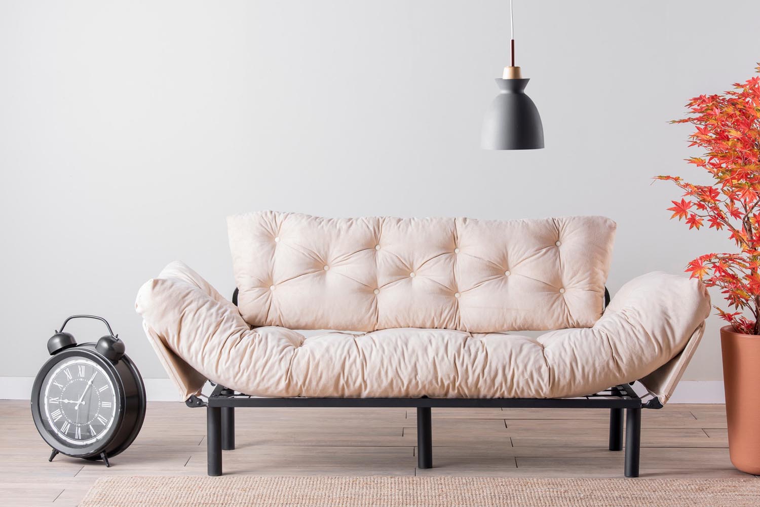Erleben Sie das Nitta Triple Bettsofa in Sahne von Atelier Del Sofa – ein modernes 3-Sitzer Schlafsofa, das Funktionalität und Eleganz perfekt kombiniert.