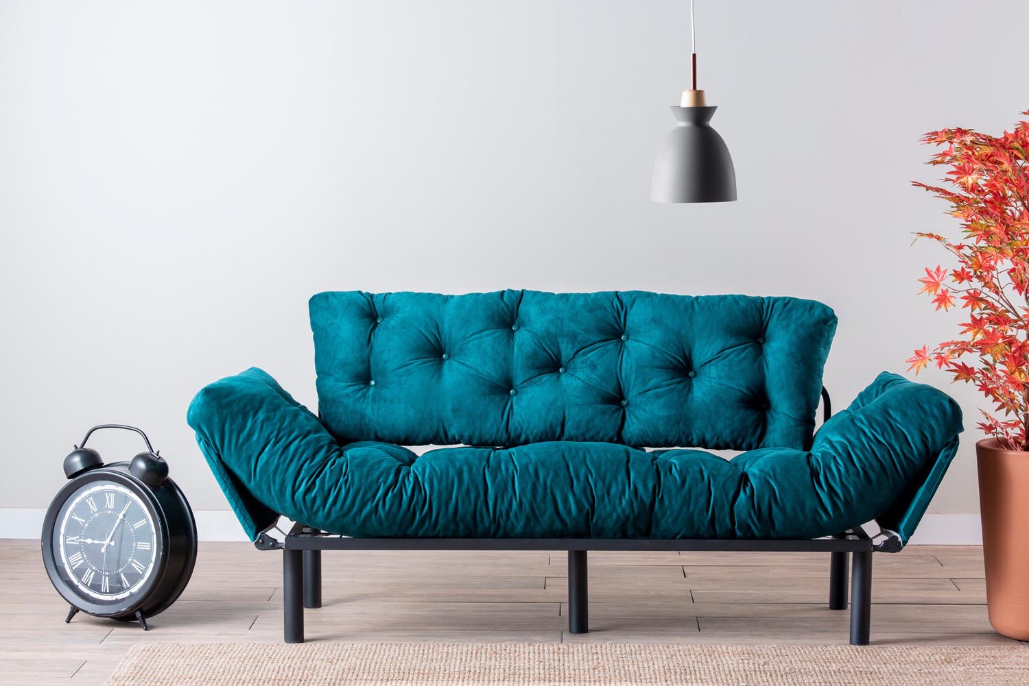 Erleben Sie das Nitta Triple Bettsofa in elegantem Petrolgrün – der perfekte Mix aus Komfort und Stil für Ihr Zuhause. Ideal für entspannte Abende und als Gästebett!