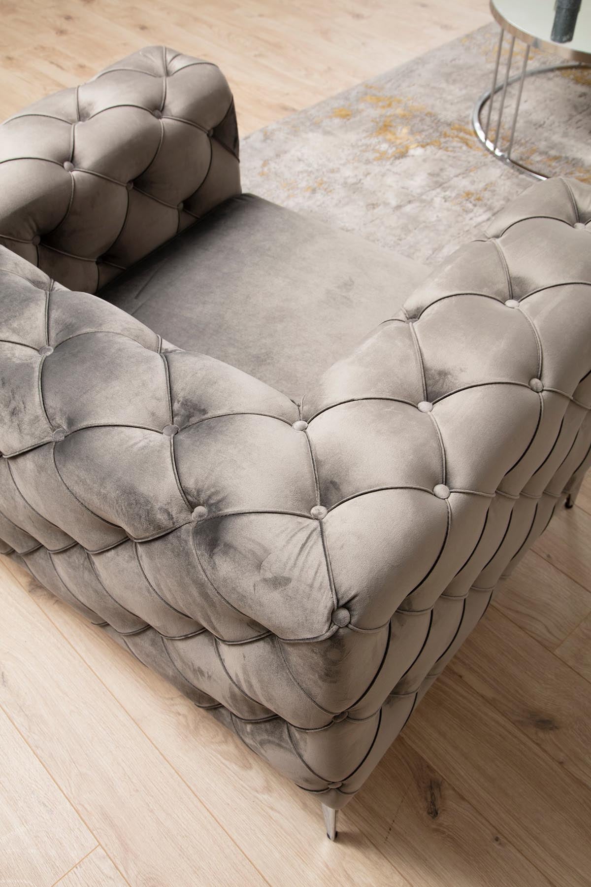 Entdecken Sie das Como 2-Sitzer Sofa in elegantem Anthrazit von Atelier Del Sofa. Stilvolles Design, erstklassiger Komfort und pflegeleichte Materialien für Ihr Zuhause.